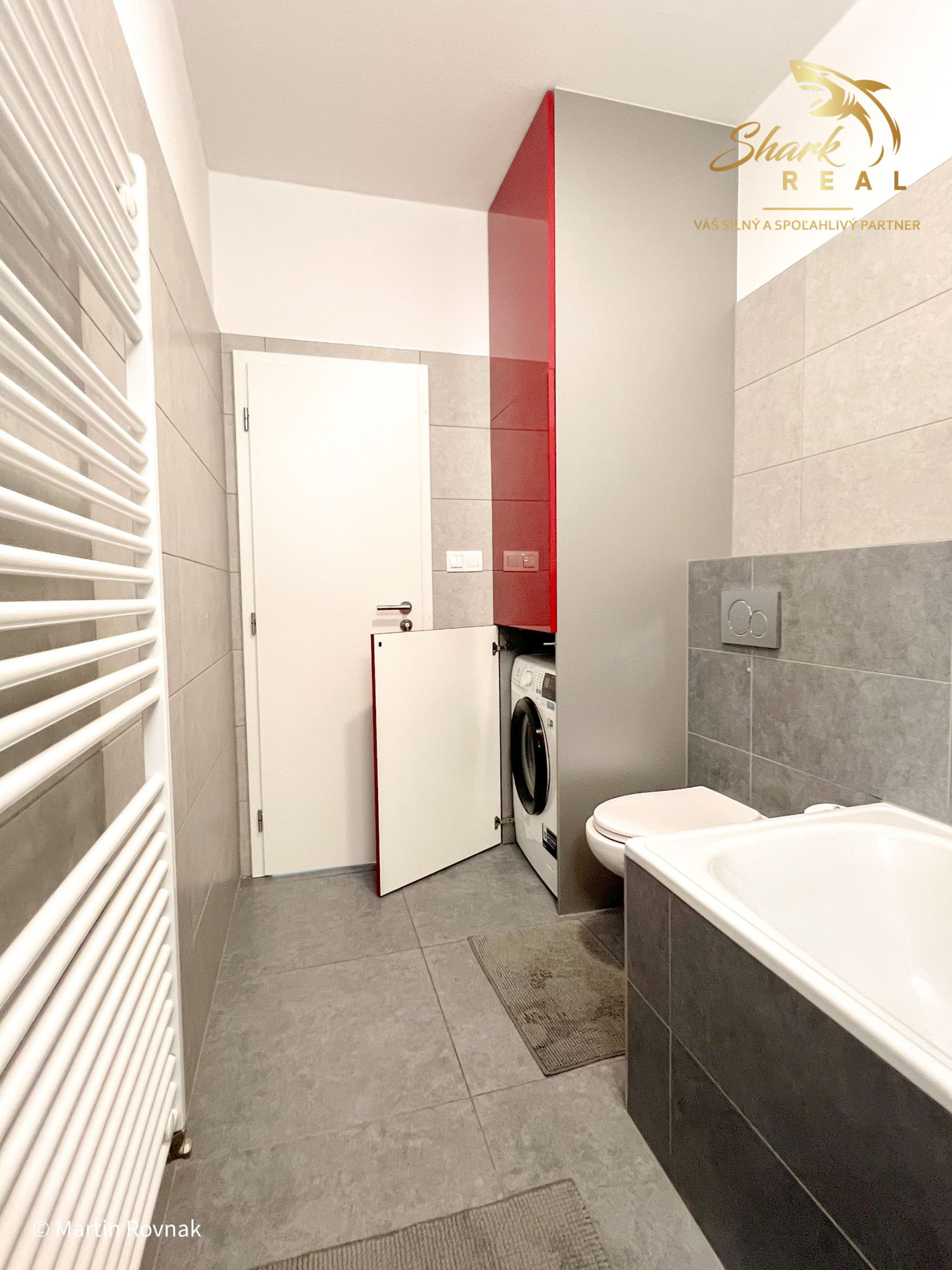 Tichý a presvetlený 2-izbový byt na najvyššom poschodí s balkónom a výťahom