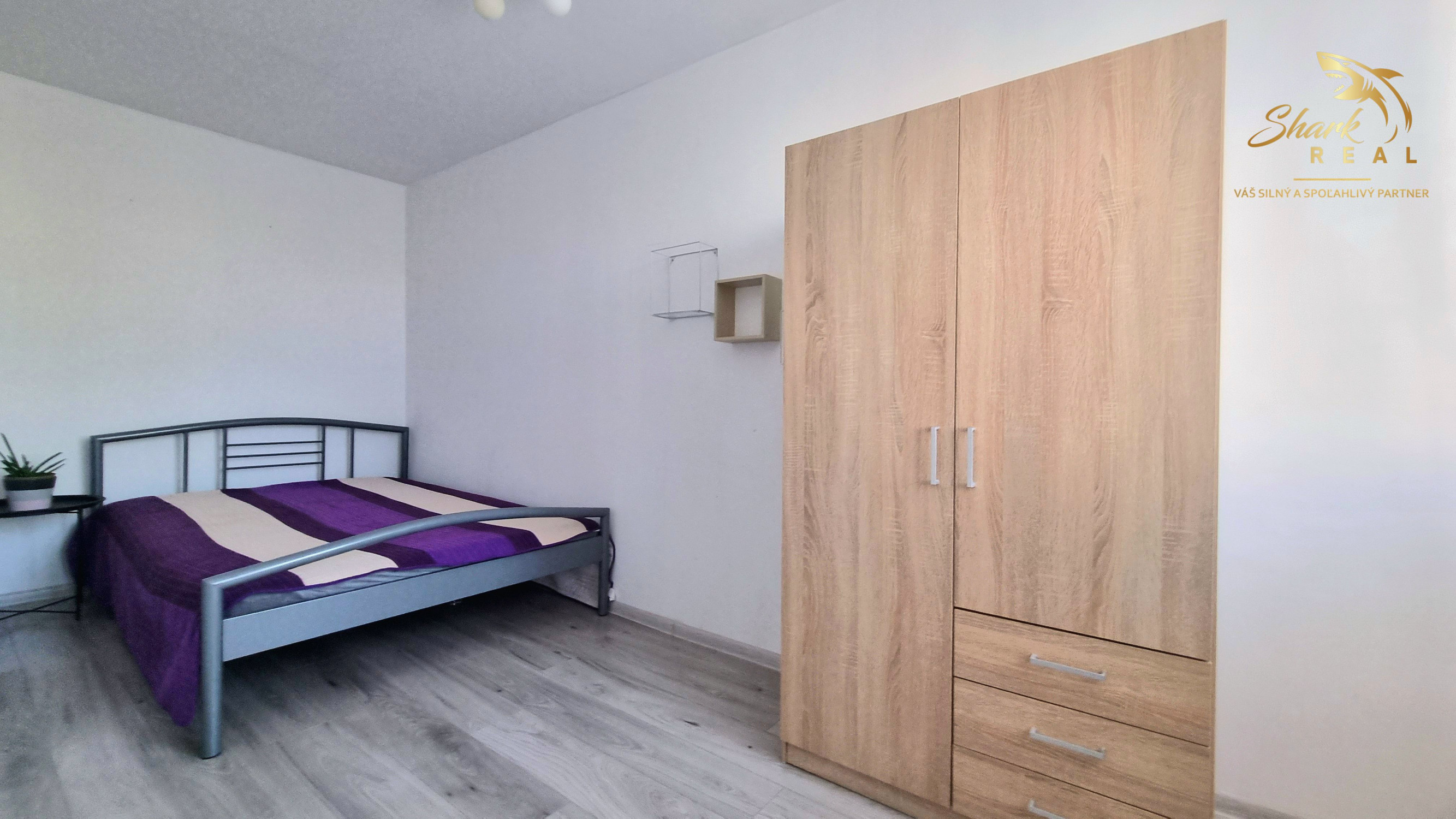 Na predaj 3-izbový byt zariadený na ulici Komenského v Trebišove 