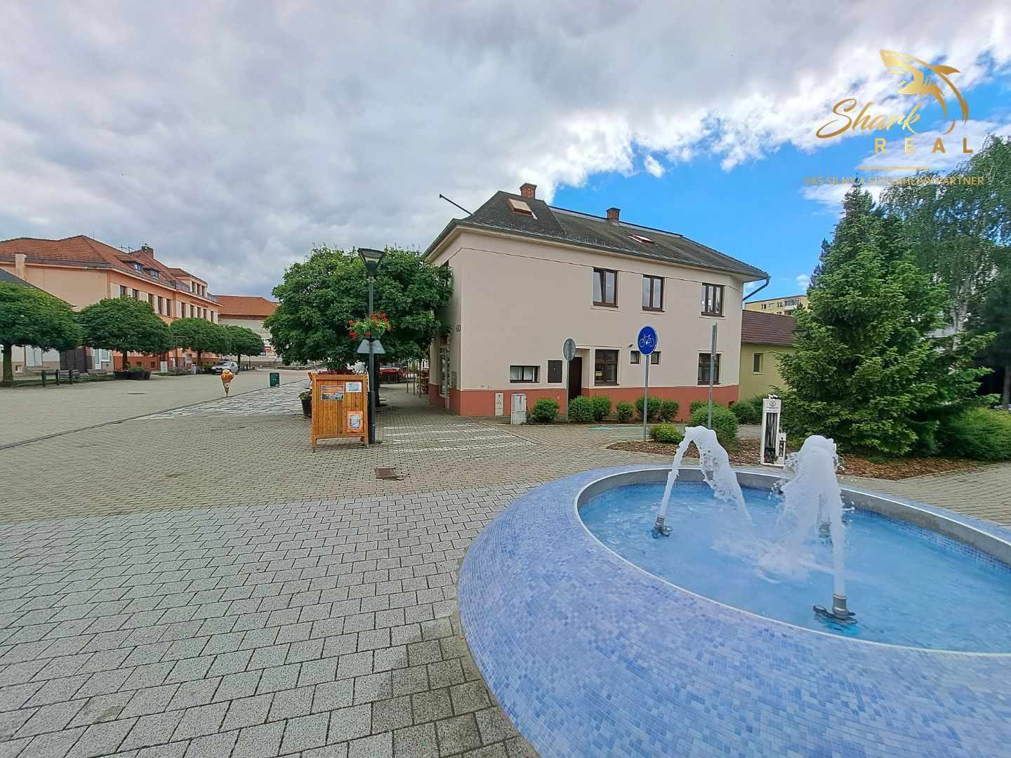 Dom na námestí. Bývanie a podnikanie v jednom.