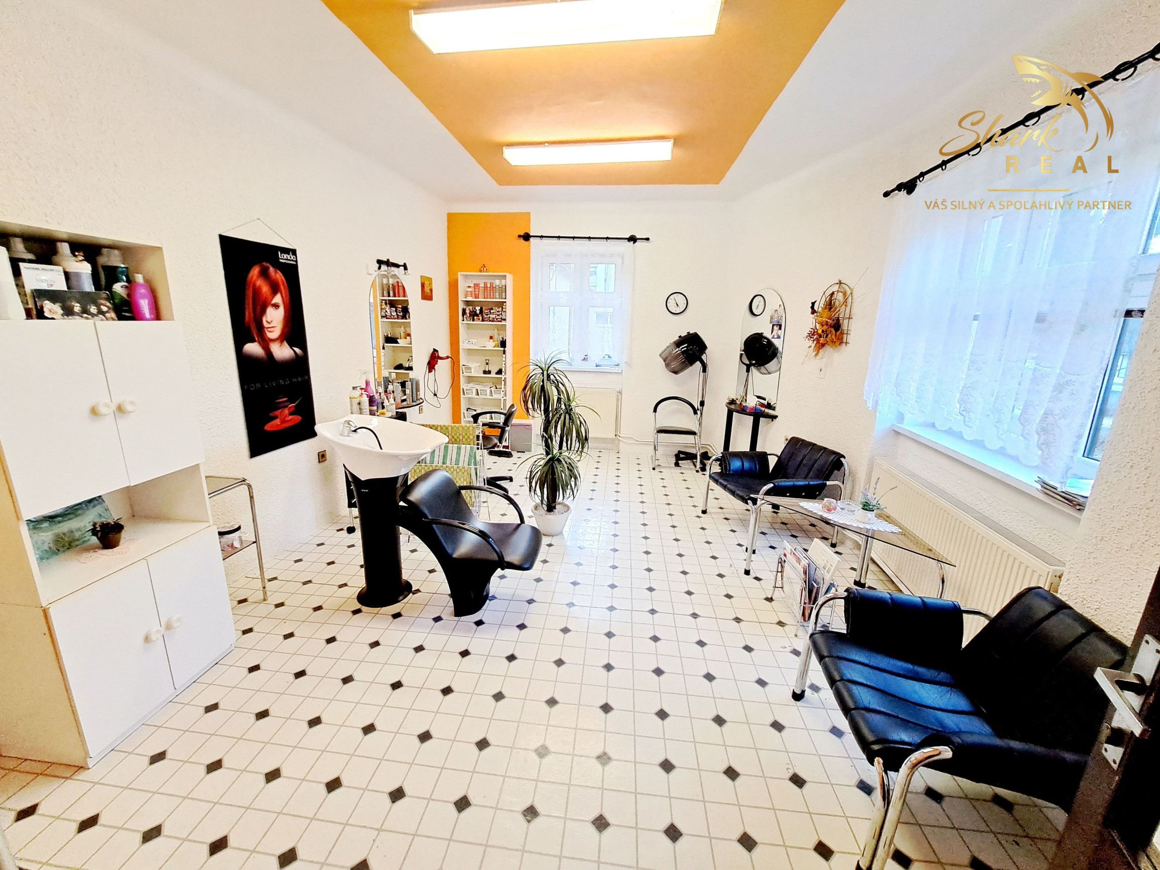 Dom na námestí. Bývanie a podnikanie v jednom.