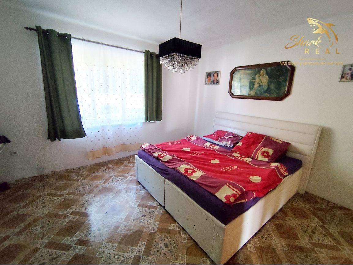 Stavebný pozemok so starším domom a predaj 