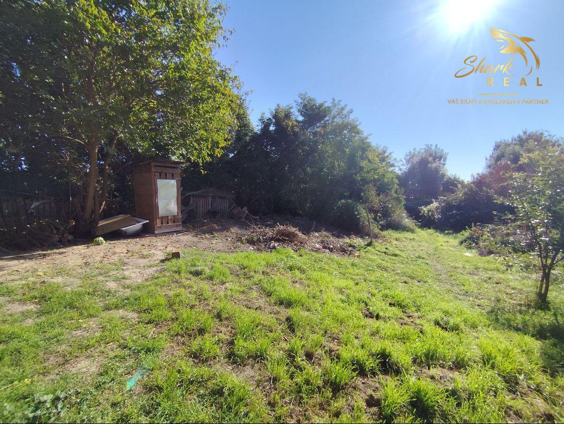 Stavebný pozemok so starším domom a predaj 