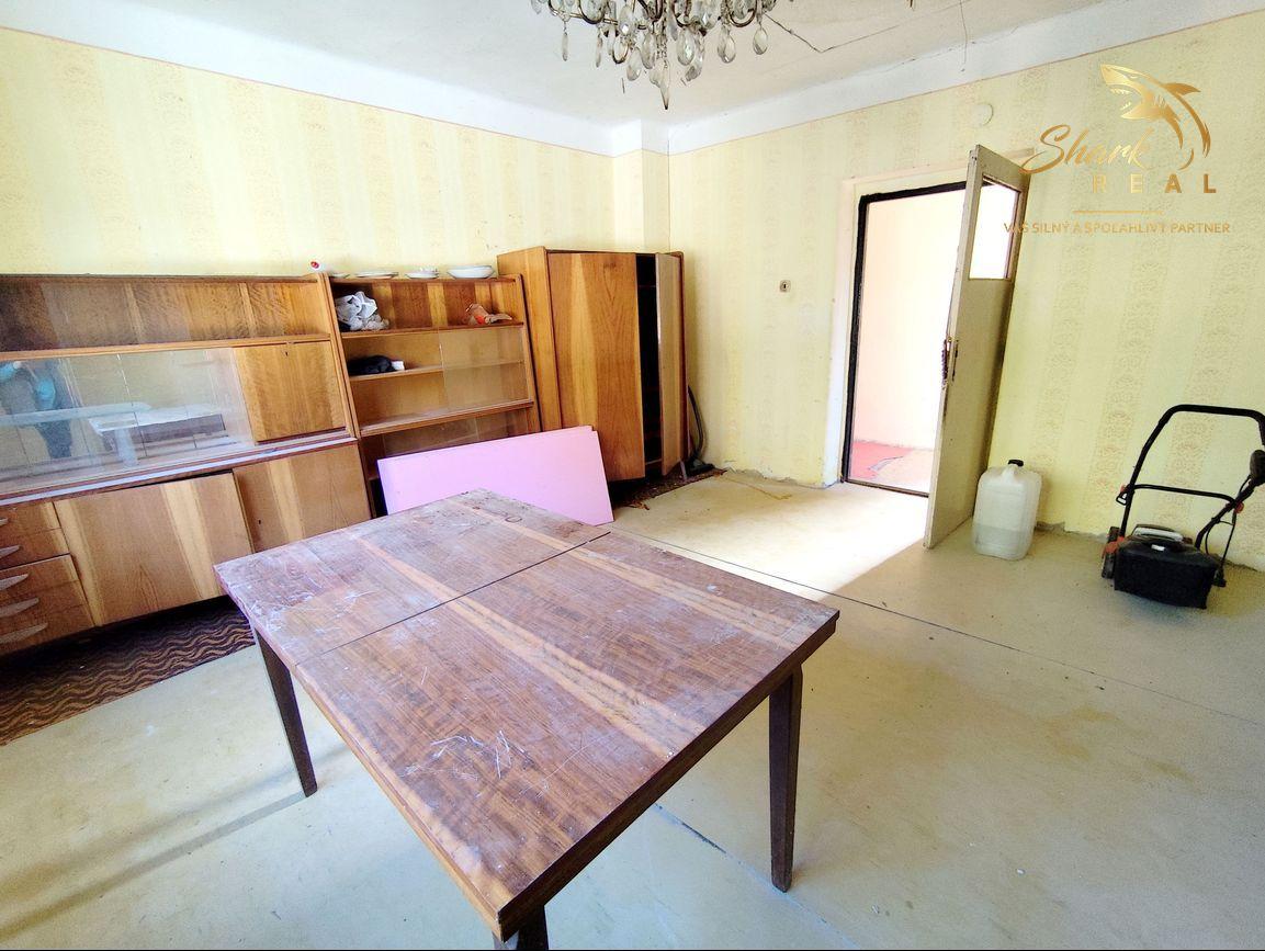 Stavebný pozemok so starším domom a predaj 