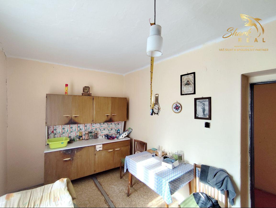 Stavebný pozemok so starším domom a predaj 