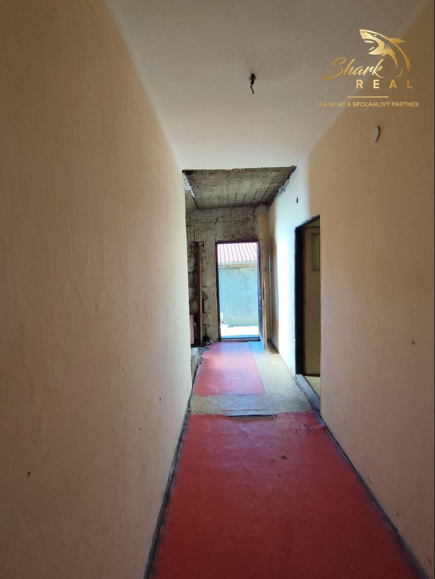 Stavebný pozemok so starším domom a predaj 