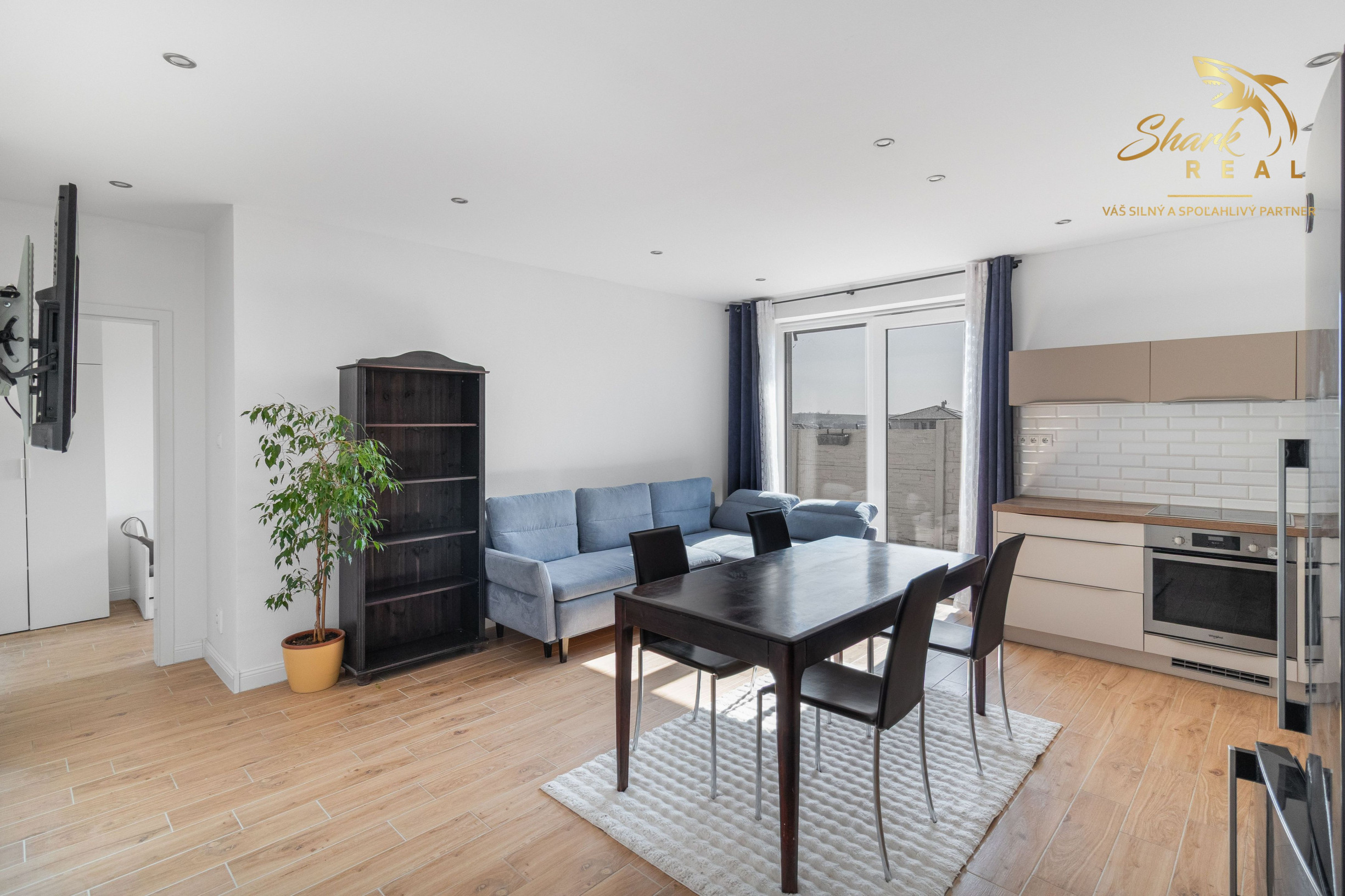 Moderný rodinný dom v radovej zástavbe v obci Malý Lapáš