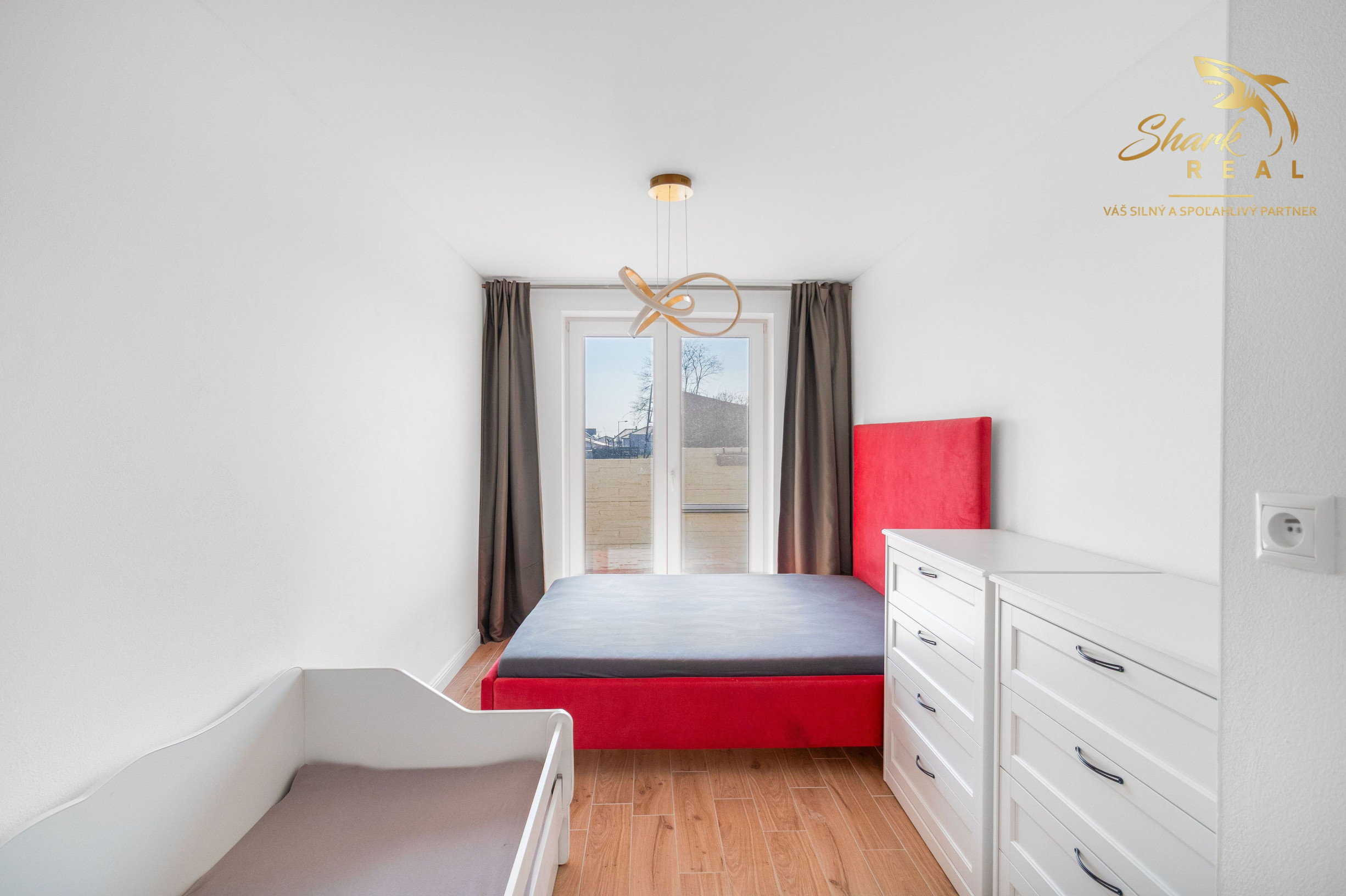 Moderný rodinný dom v radovej zástavbe v obci Malý Lapáš