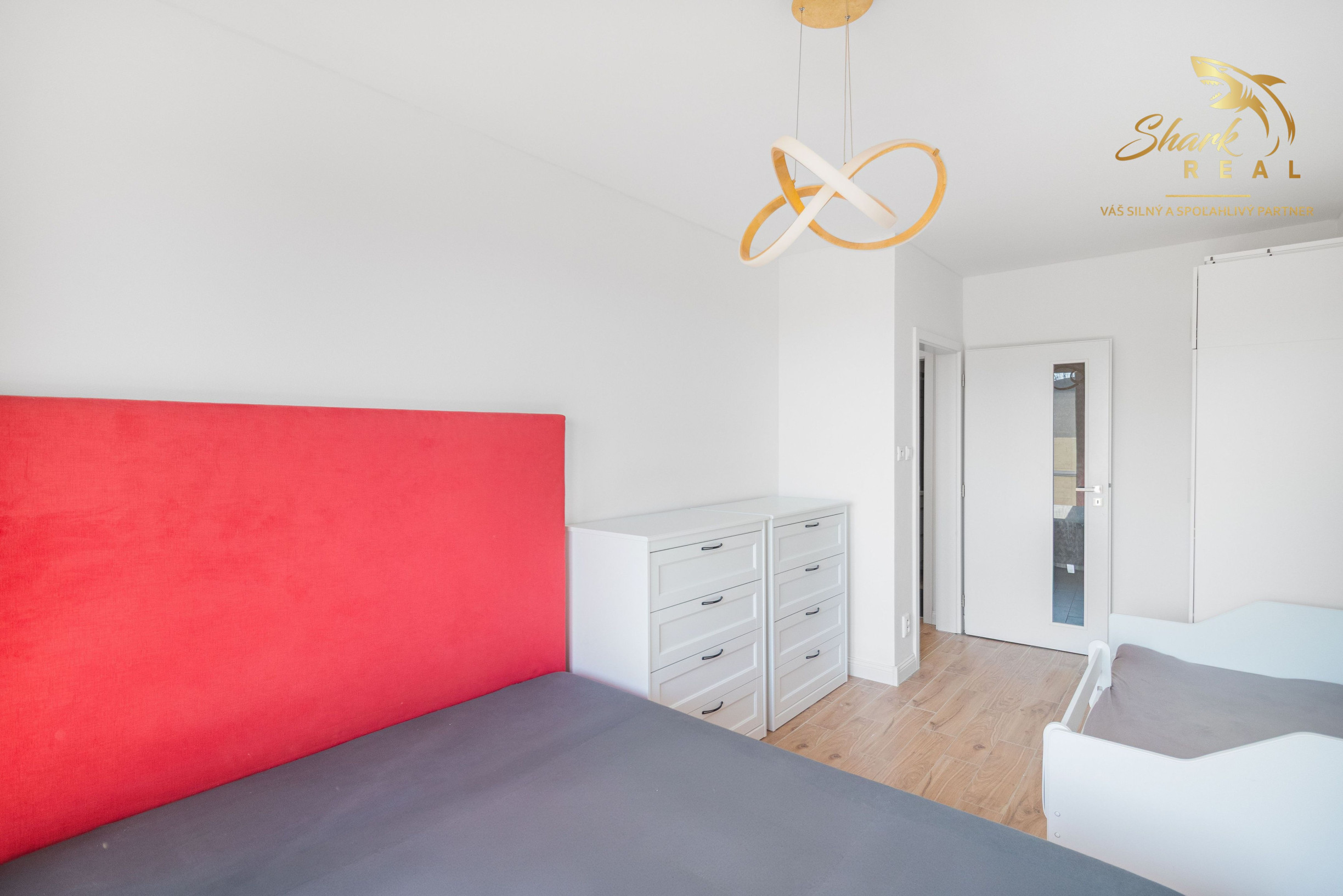 Moderný rodinný dom v radovej zástavbe v obci Malý Lapáš