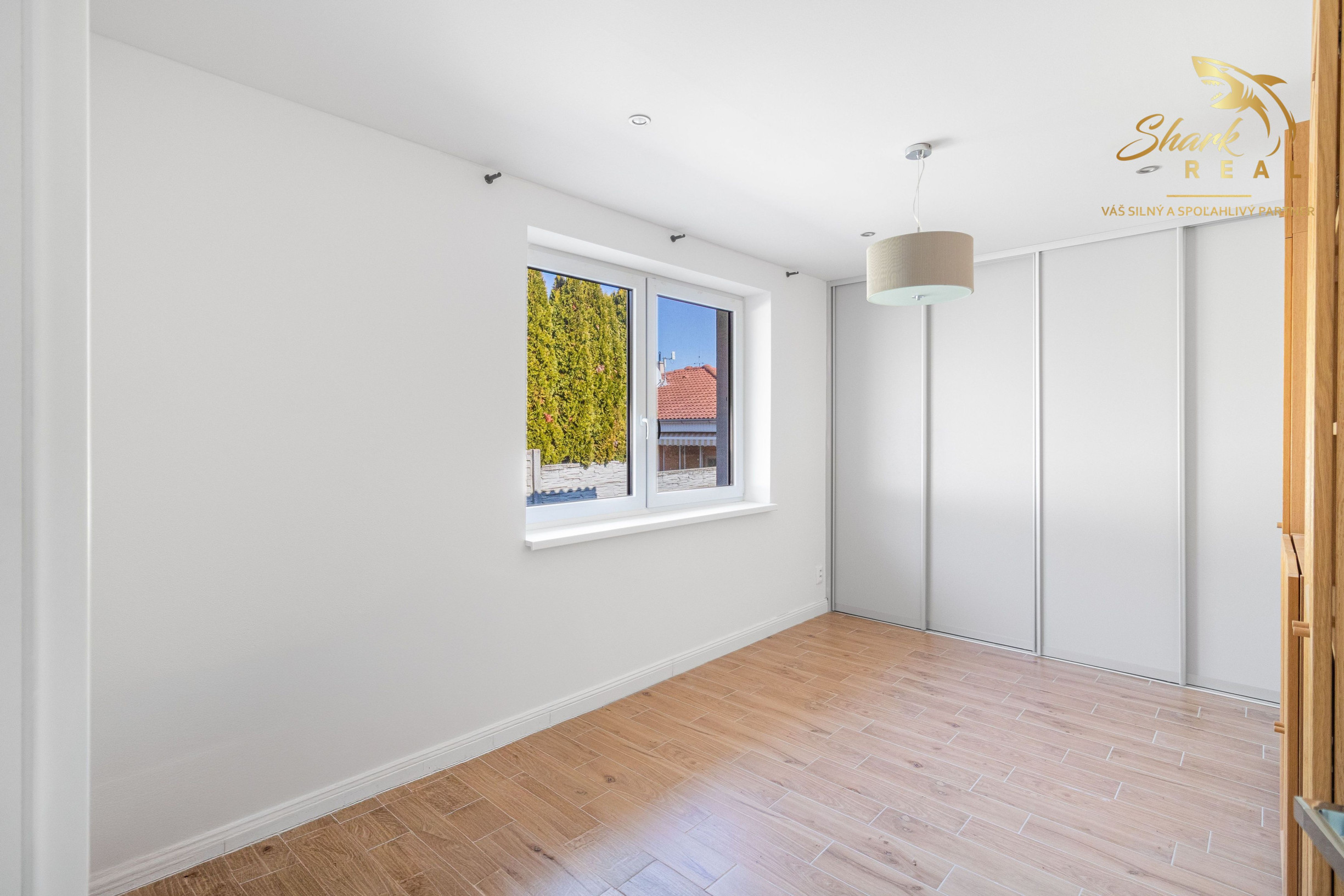 Moderný rodinný dom v radovej zástavbe v obci Malý Lapáš