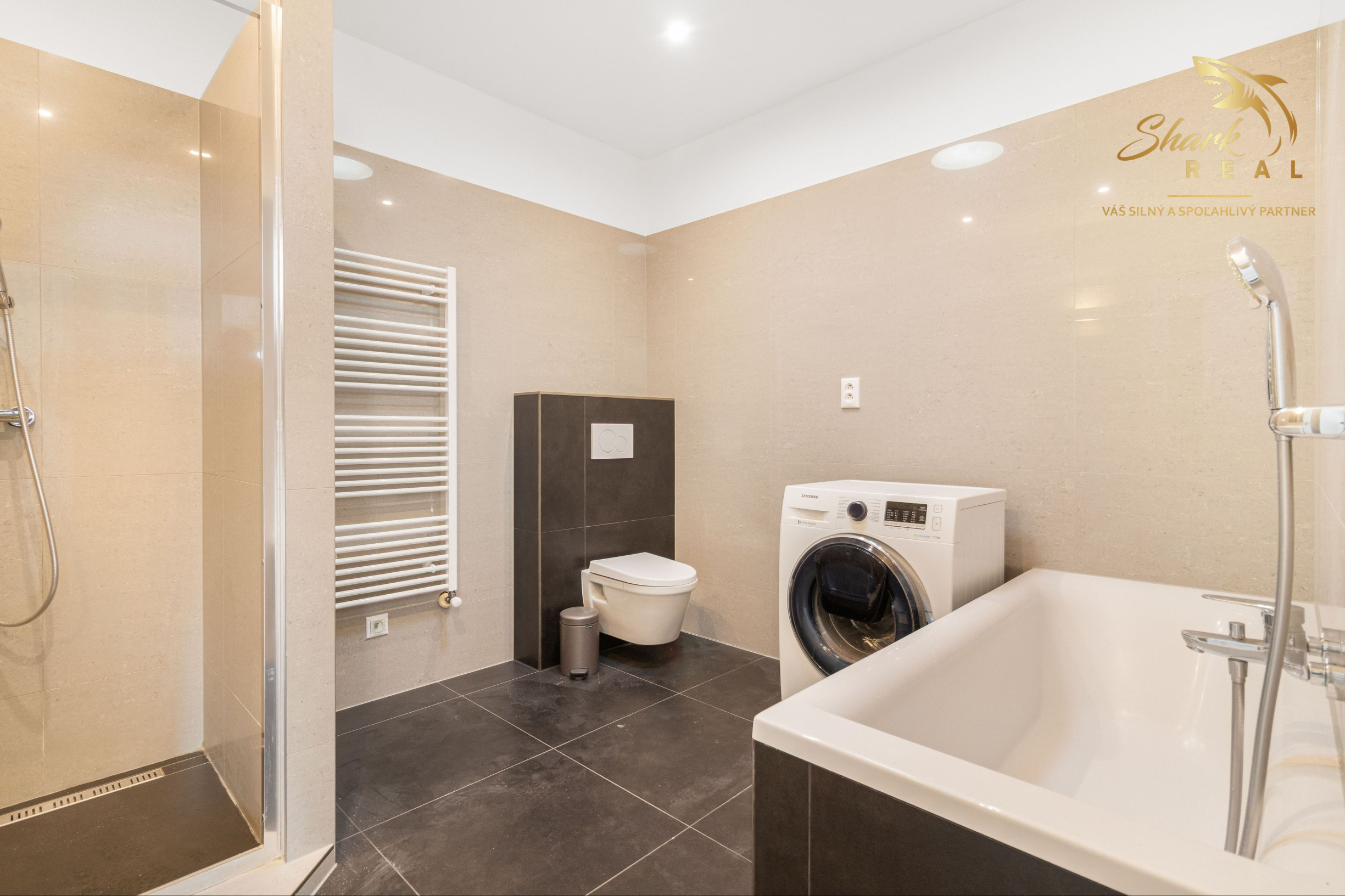 Moderný rodinný dom v radovej zástavbe v obci Malý Lapáš