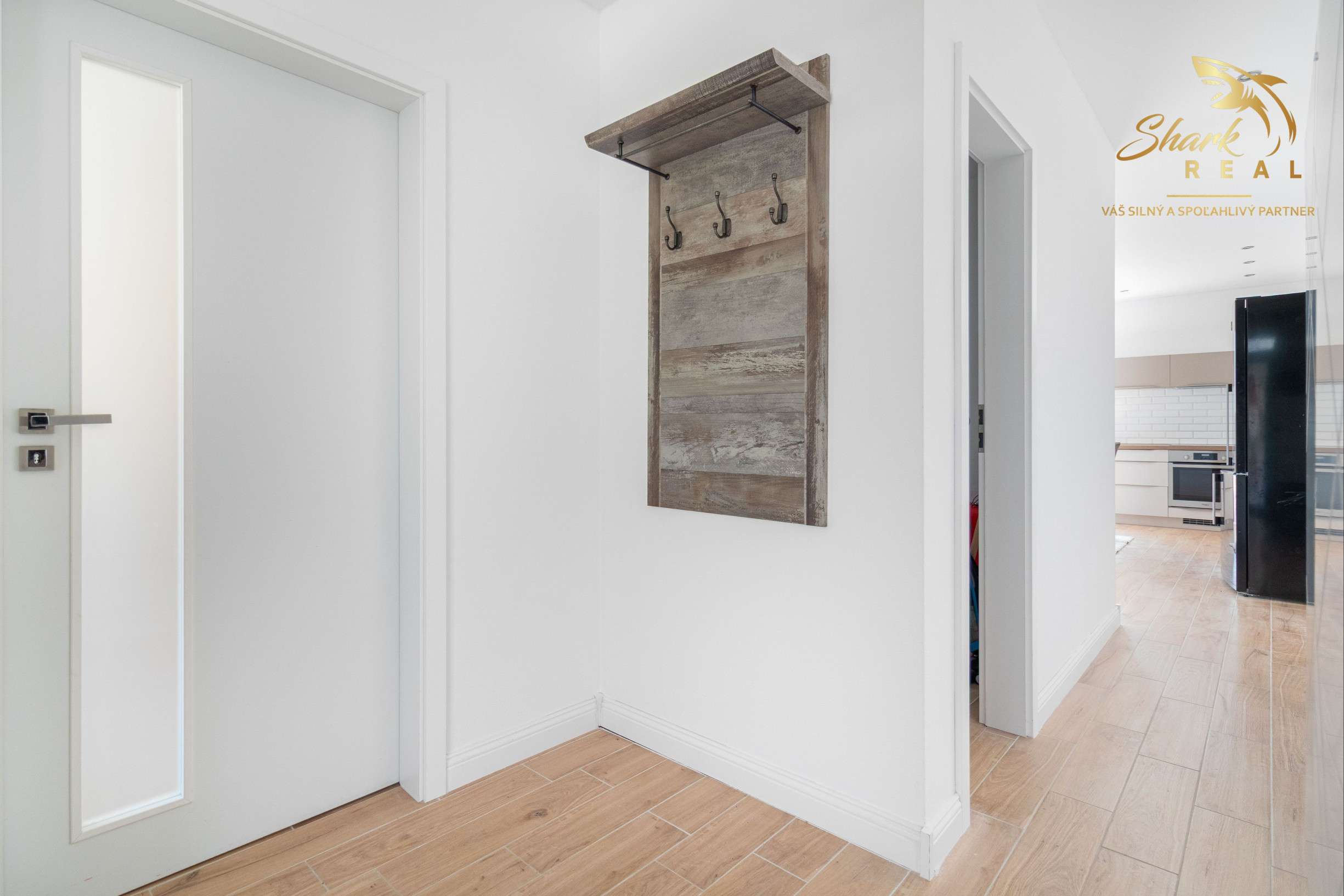 Moderný rodinný dom v radovej zástavbe v obci Malý Lapáš