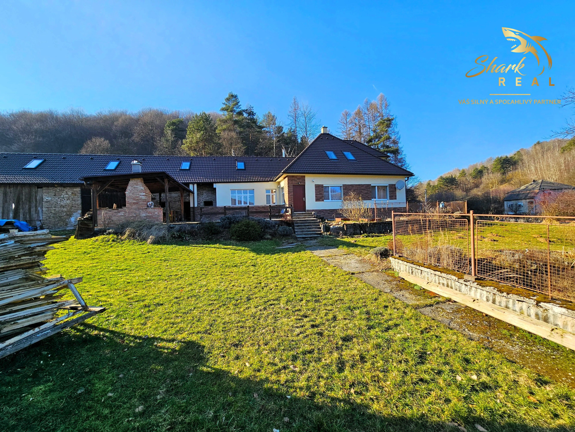 Rodinný dom so stodolou pri lese