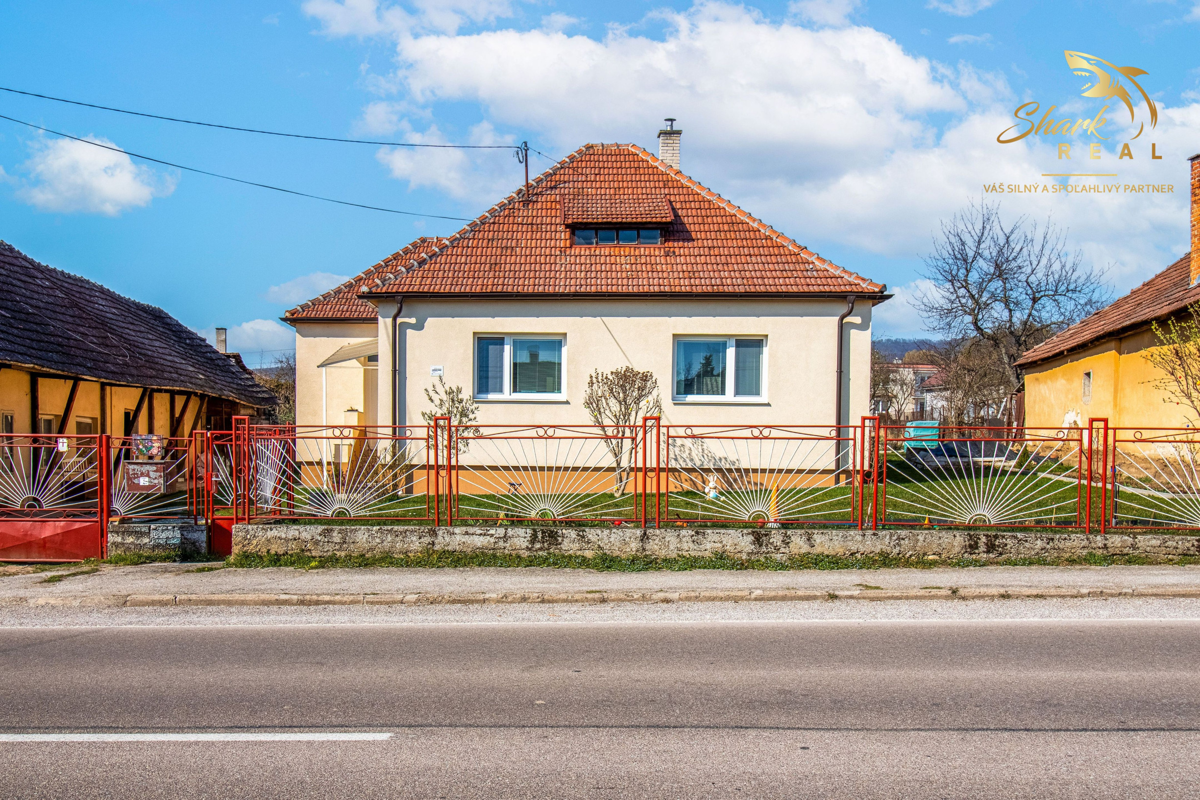 Vkusne zmodernizovaný rodinný dom + 1 726 m² krásnej záhrady