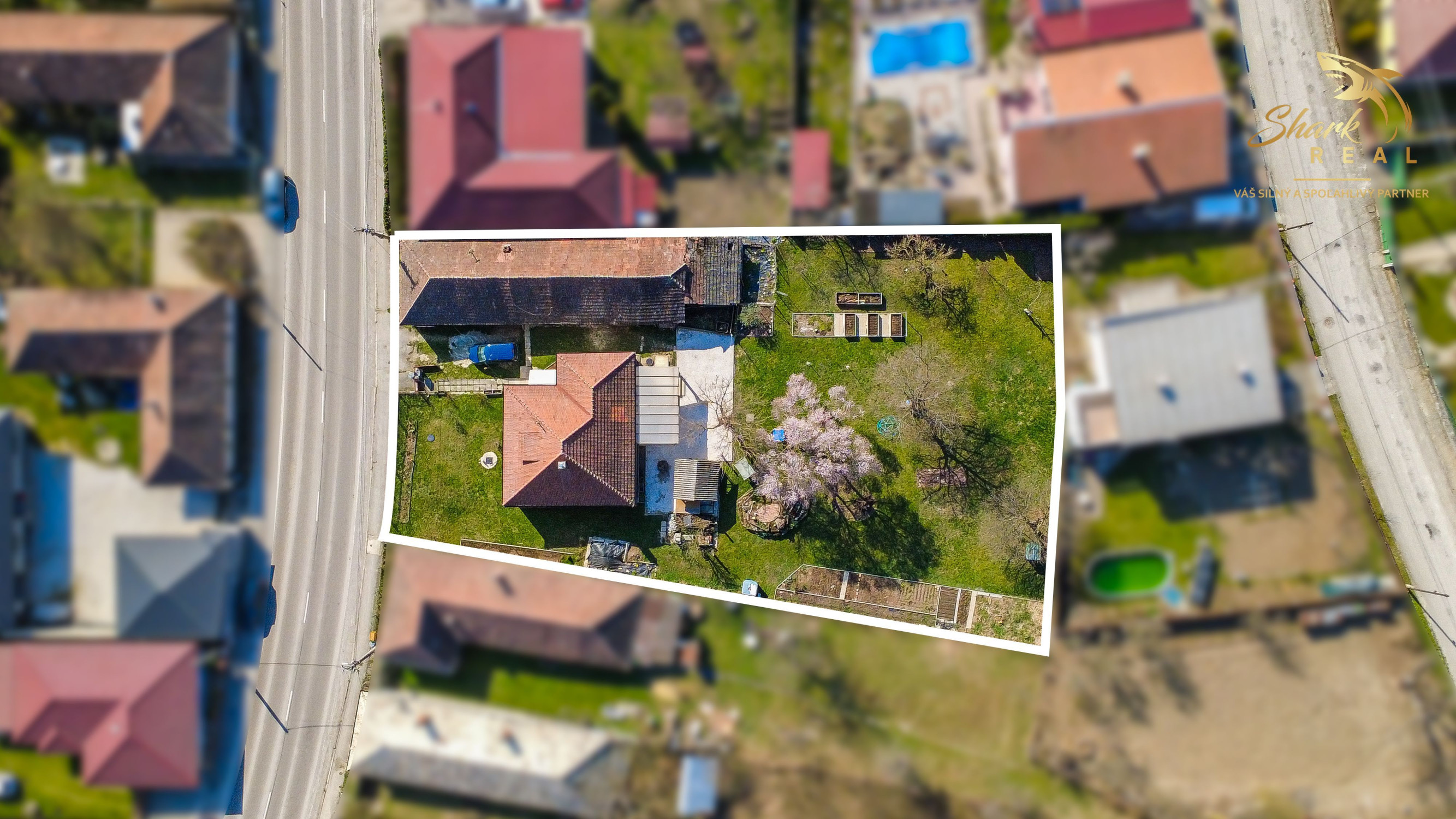 Vkusne zmodernizovaný rodinný dom + 1 726 m² krásnej záhrady