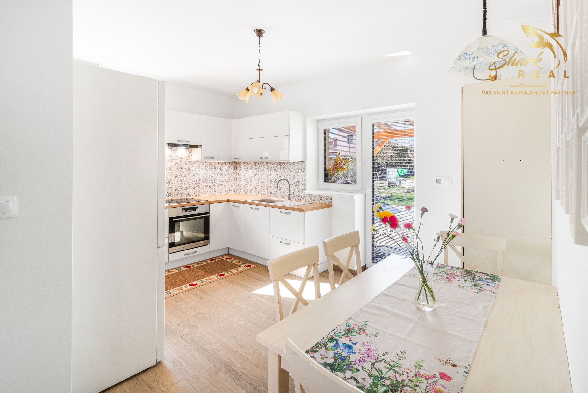 Vkusne zmodernizovaný rodinný dom + 1 726 m² krásnej záhrady