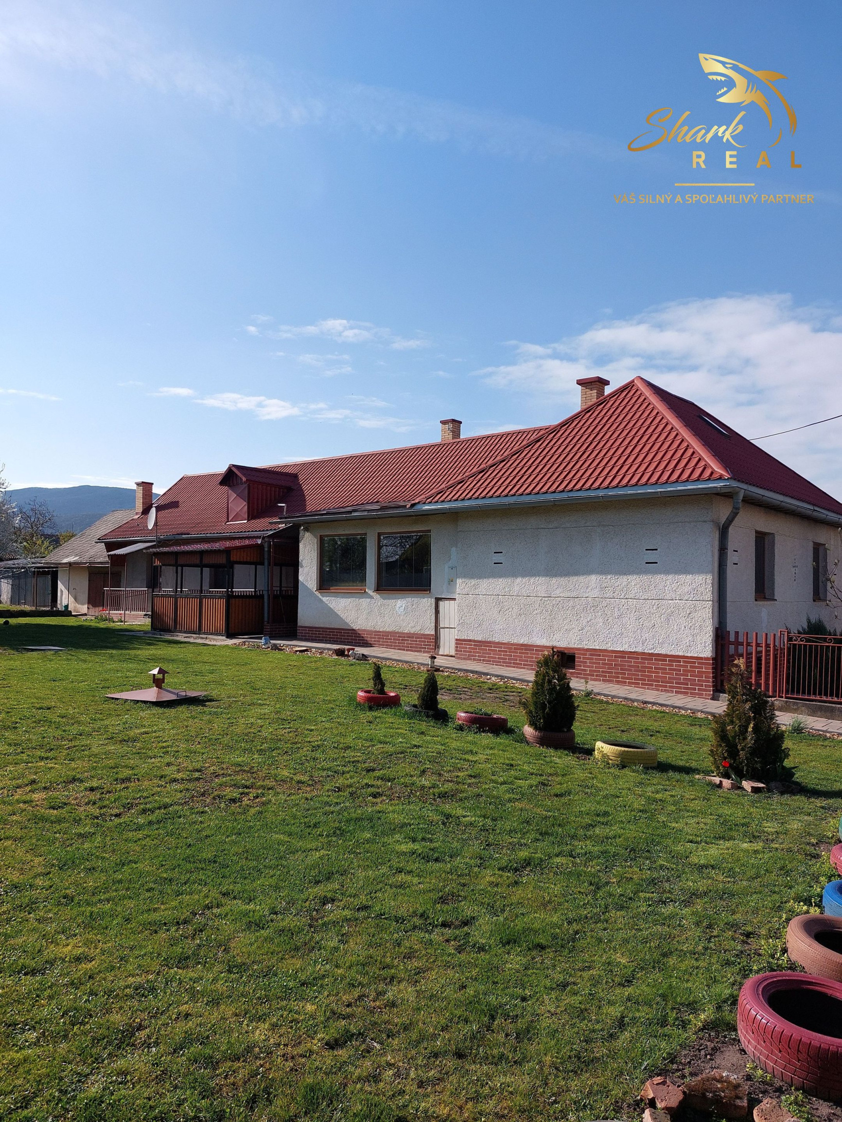  Priestranný 5-izbový rodinný dom po rekonštrukcii | 2 bytové jednotky | veľký pozemok | Malé Ozorovce