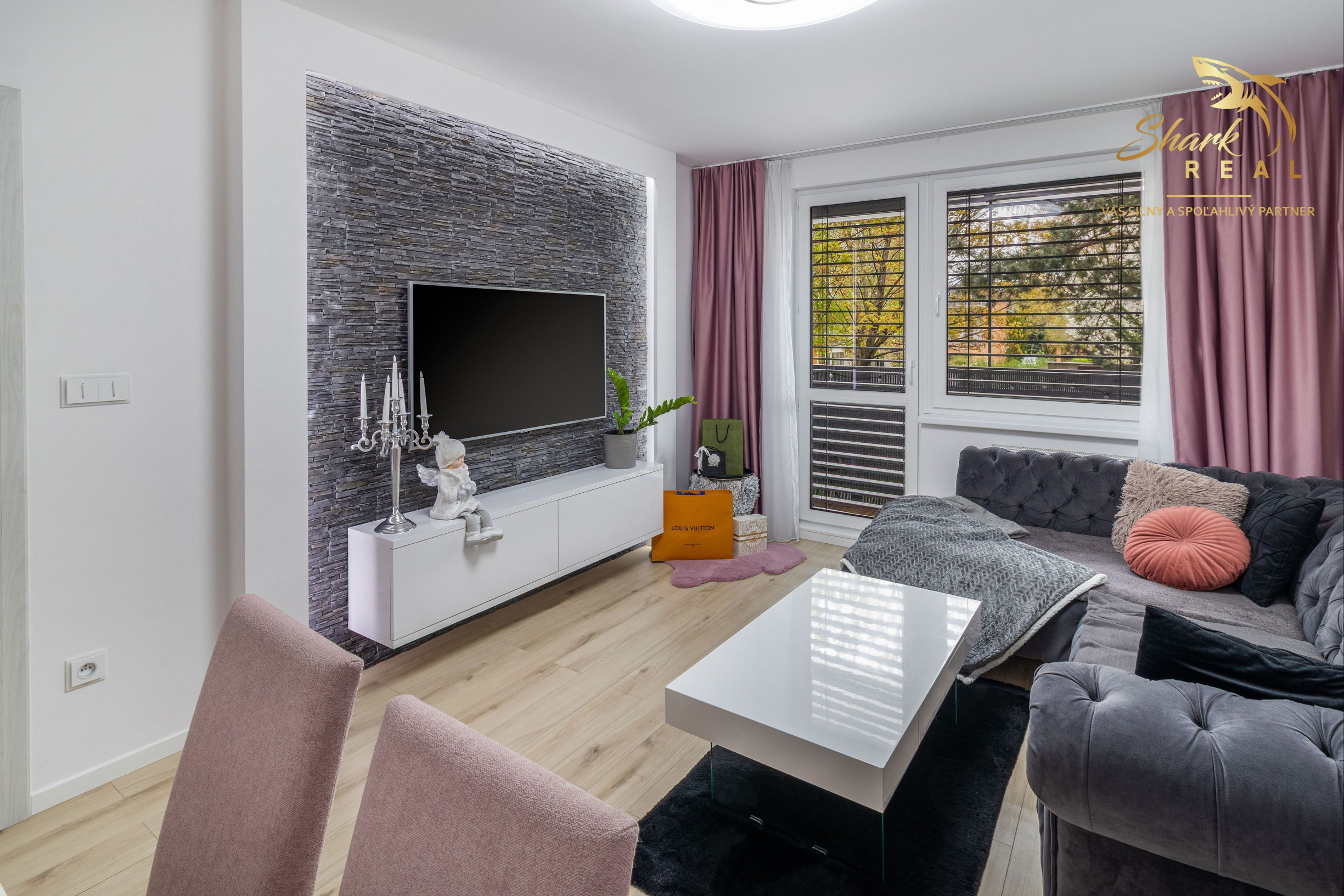 Svetlý dizajnový byt s nadštandardným zariadením - Javorová, Piešťany