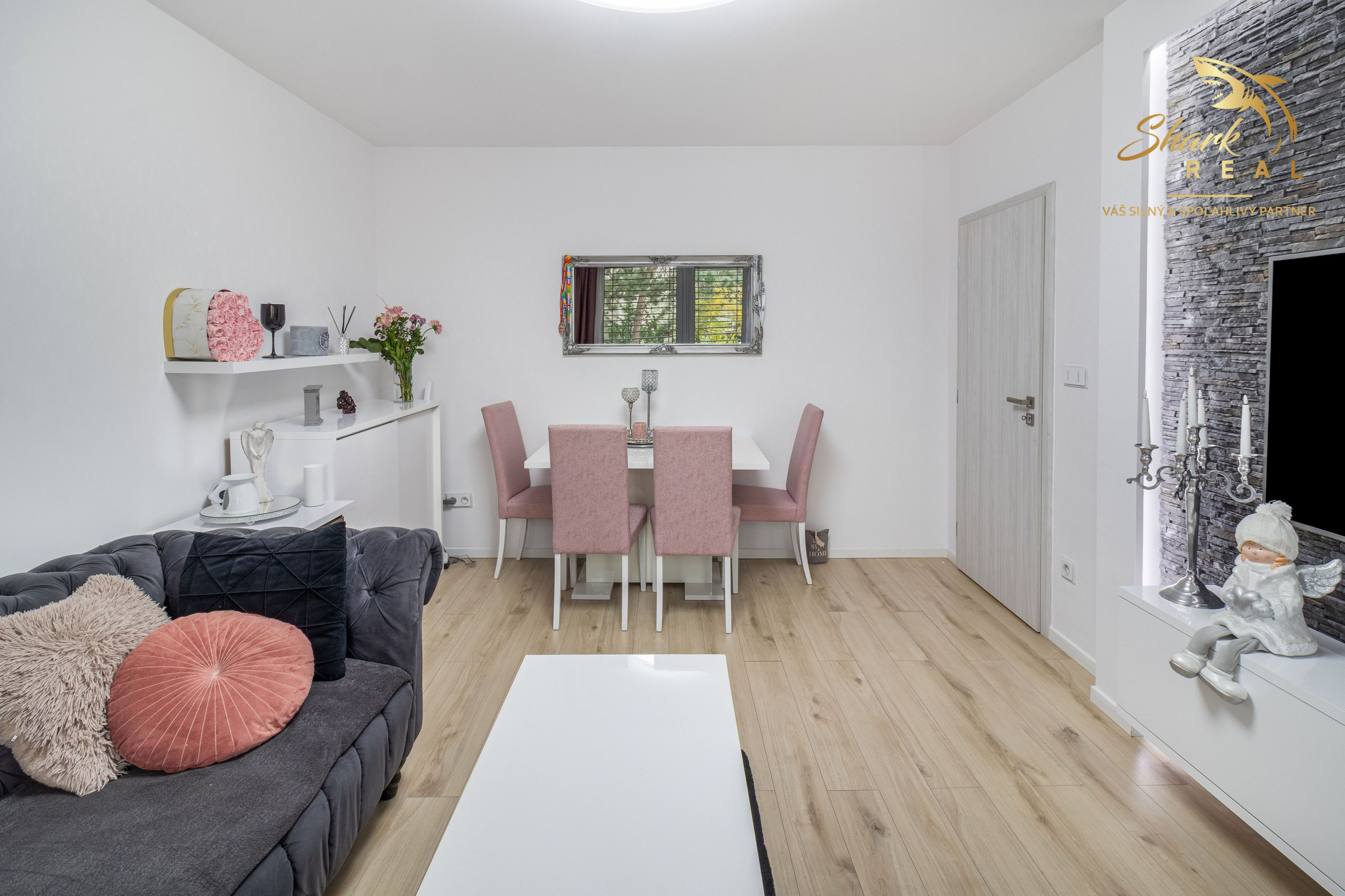 Svetlý dizajnový byt s nadštandardným zariadením - Javorová, Piešťany