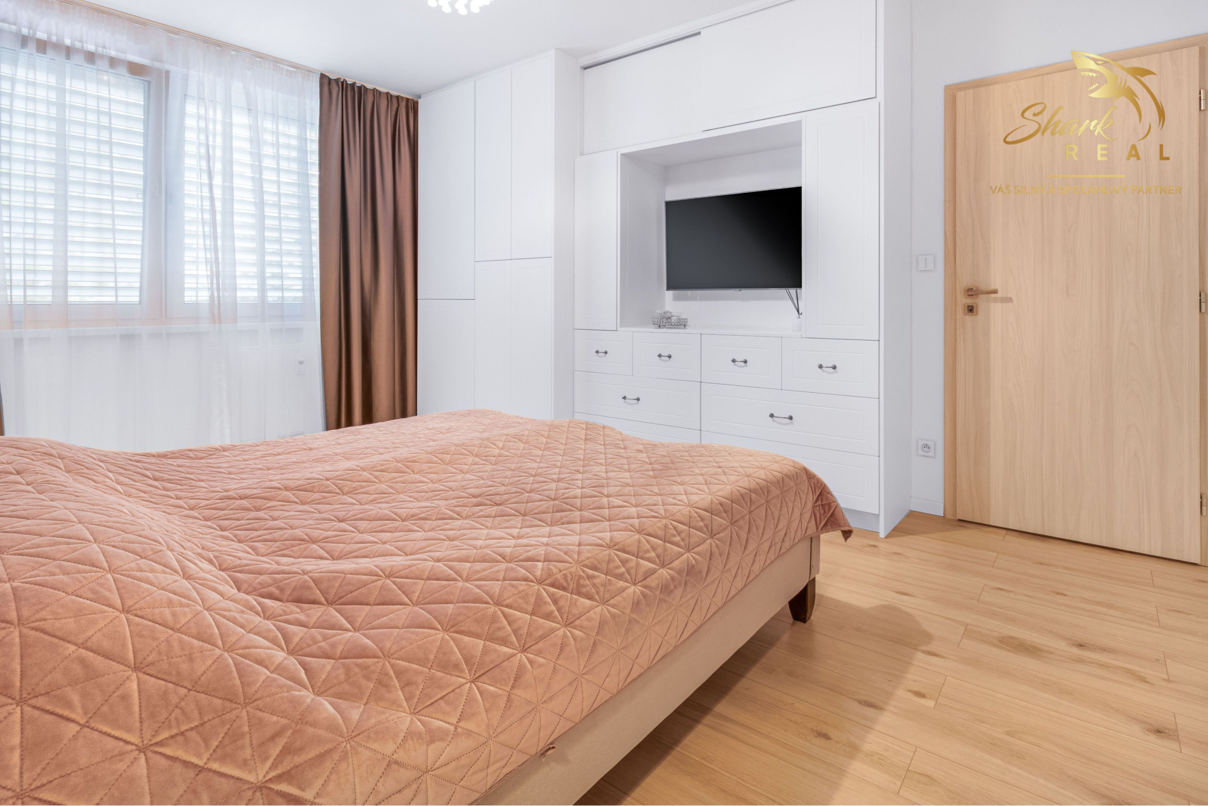 Svetlý dizajnový byt s nadštandardným zariadením - Javorová, Piešťany