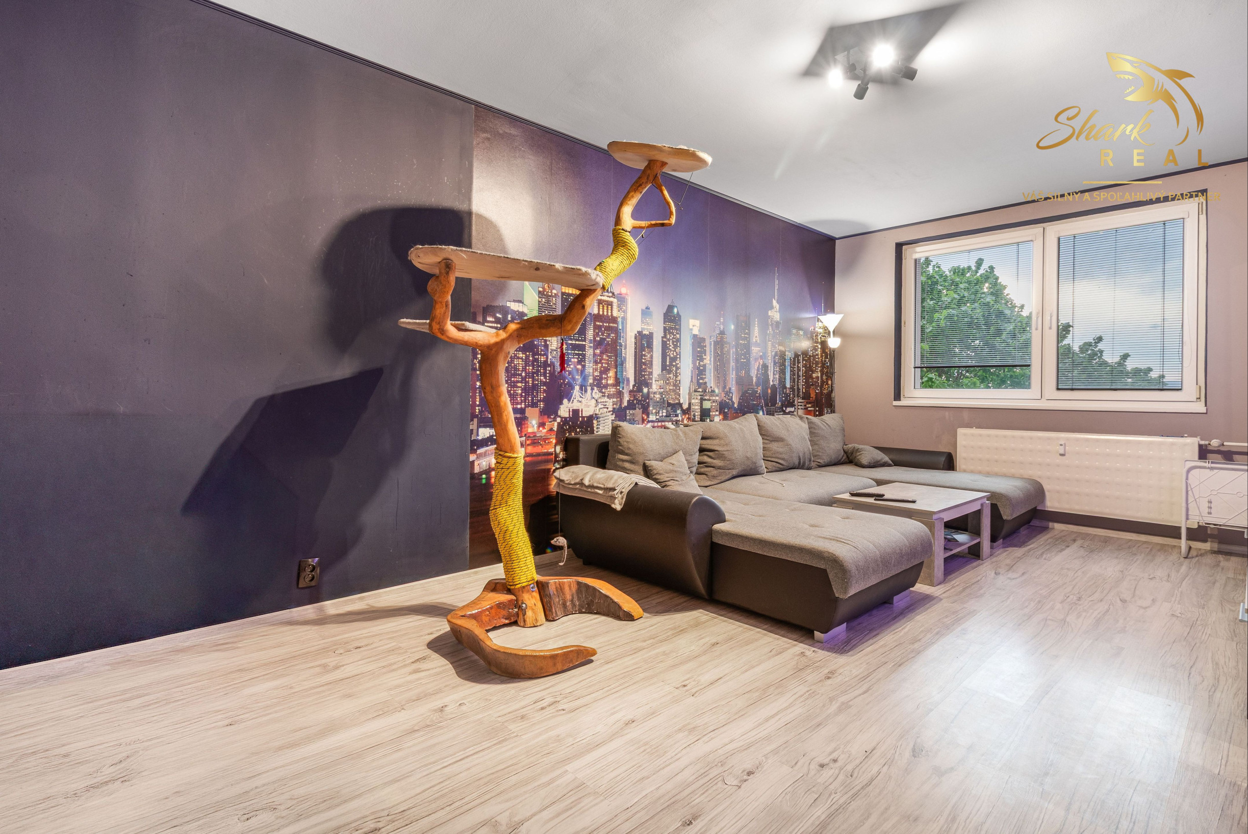 Priestranný 3-izbový byt s balkónom kúsok od stanice – Piešťany