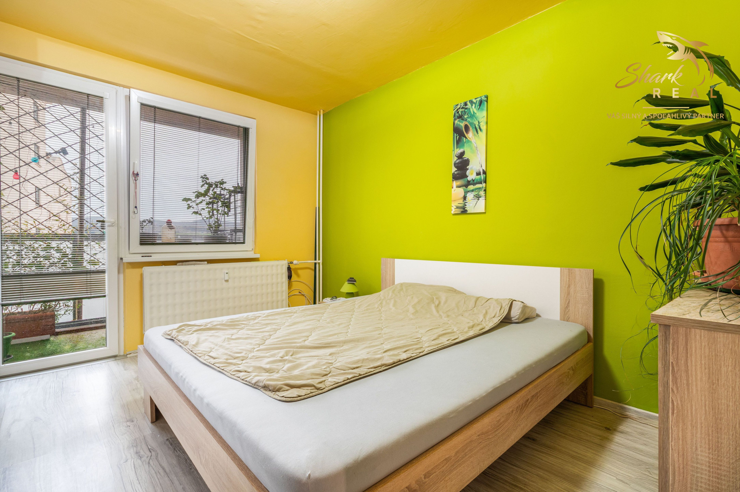 Priestranný 3-izbový byt s balkónom kúsok od stanice – Piešťany