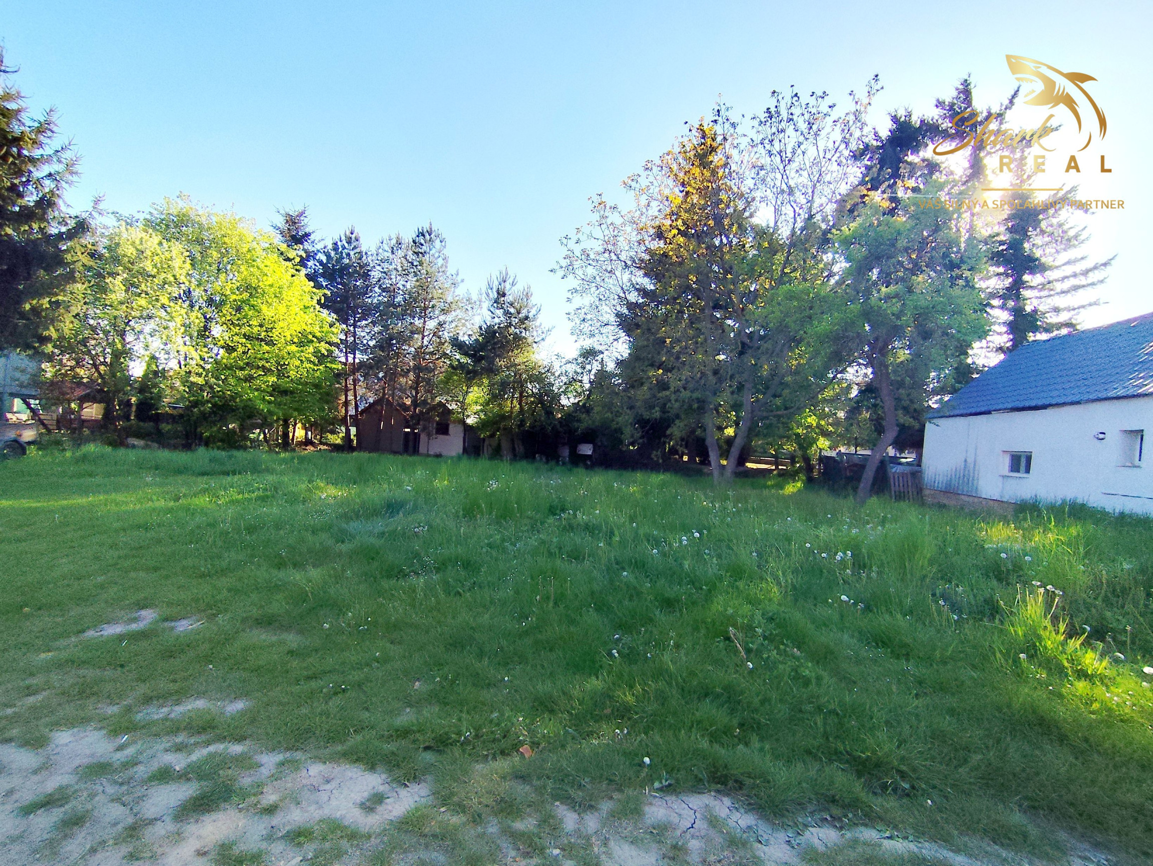 Priestranný stavebný pozemok v TOP lokalite