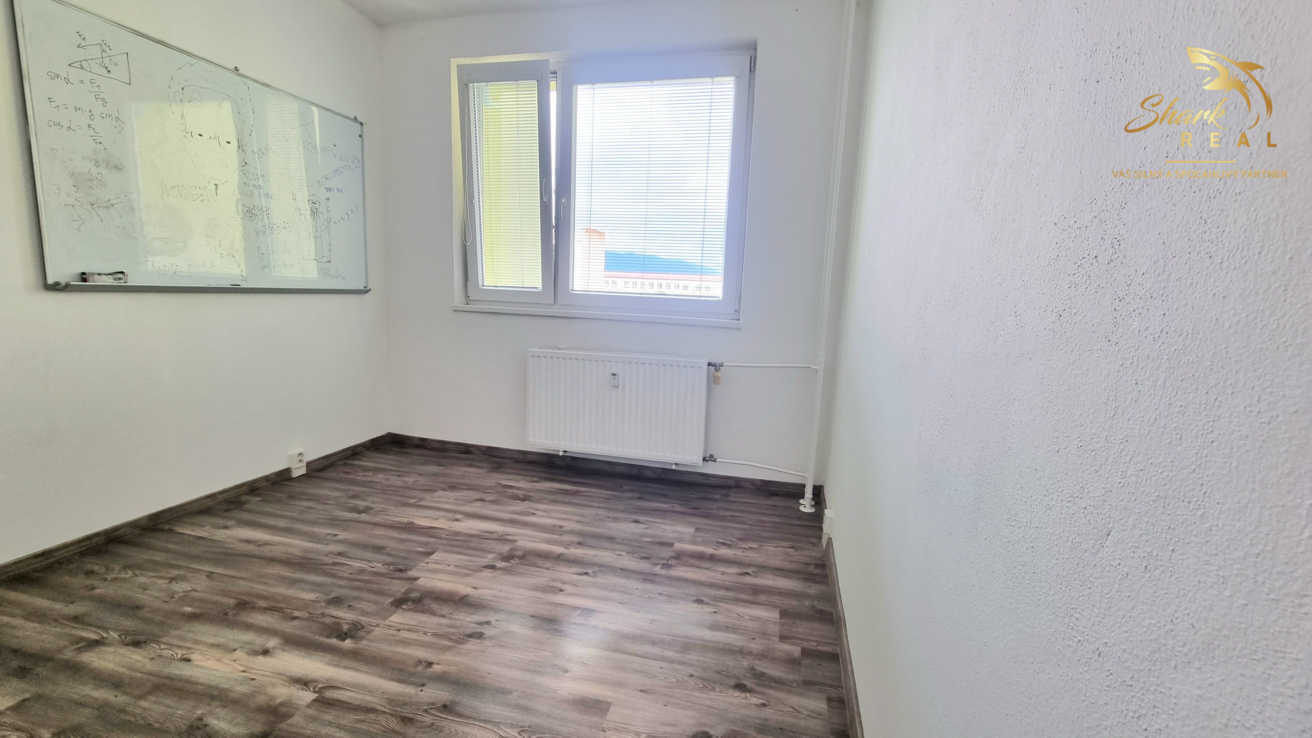 Na predaj priestranný 3-izbový byt s balkónom v Sečovciach – sídlisko SNP