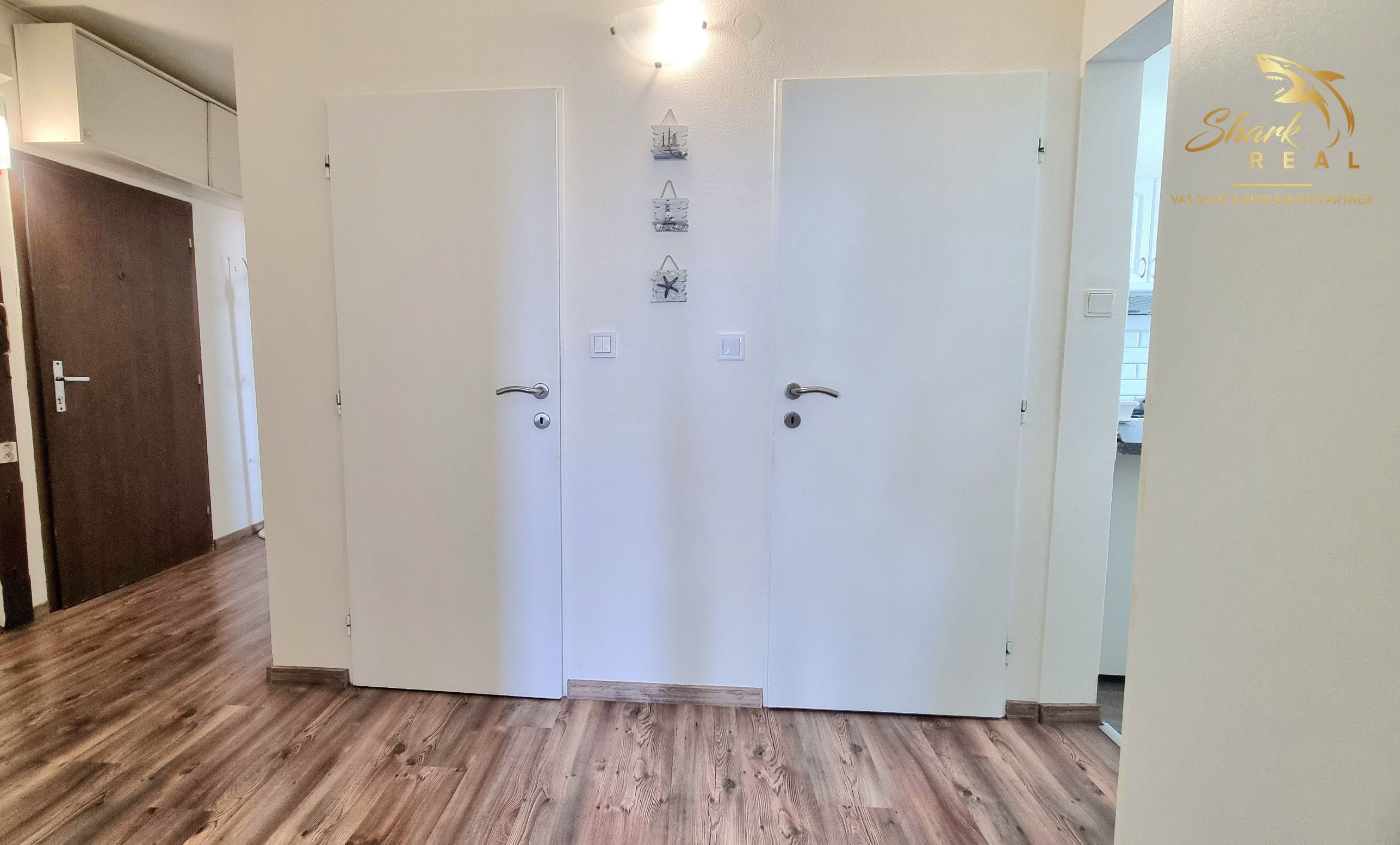 Na predaj priestranný 3-izbový byt s balkónom v Sečovciach – sídlisko SNP