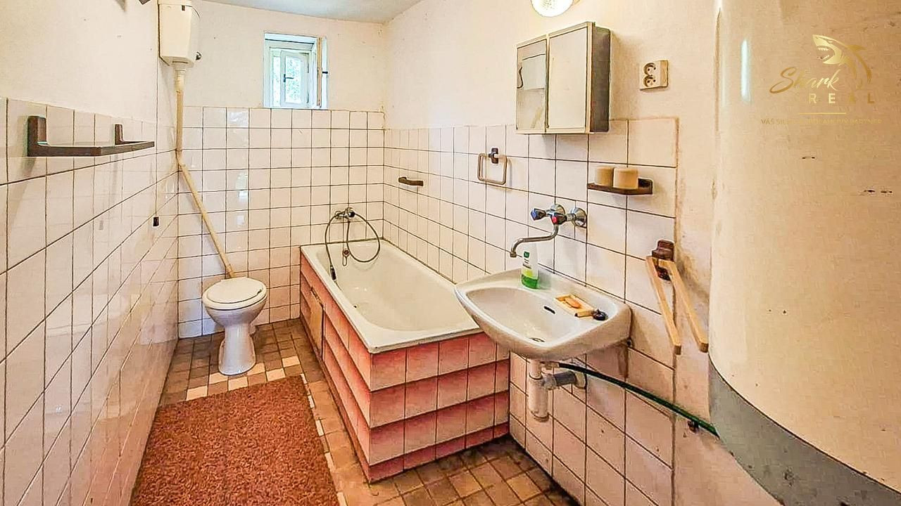 Vidiecky dom so 100 ročnou hruškou
