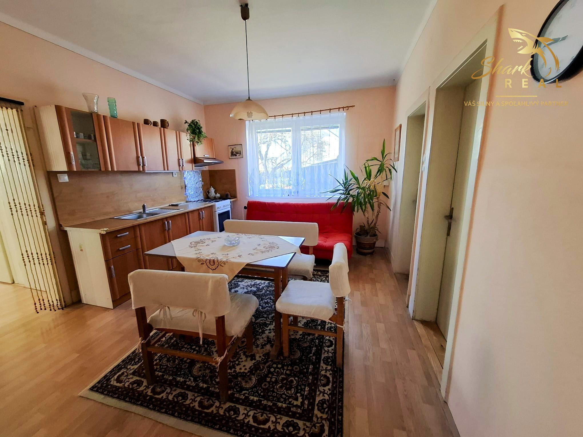 TOP PONUKA! Rodinný dom s letnou kuchyňou a slnečnou záhradou