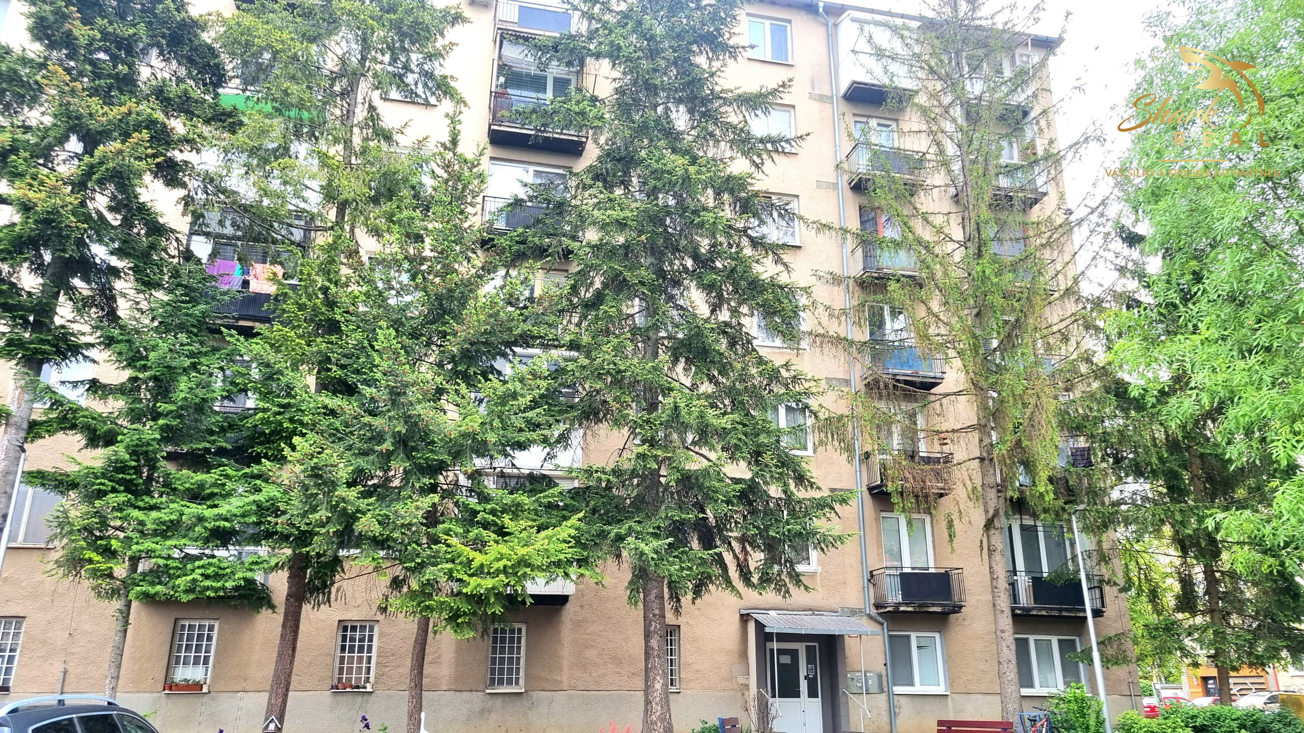 ZNÍŽENÁ CENA 2-IZBOVÝ BYT S BALKÓNOM V CENTRE TREBIŠOVA