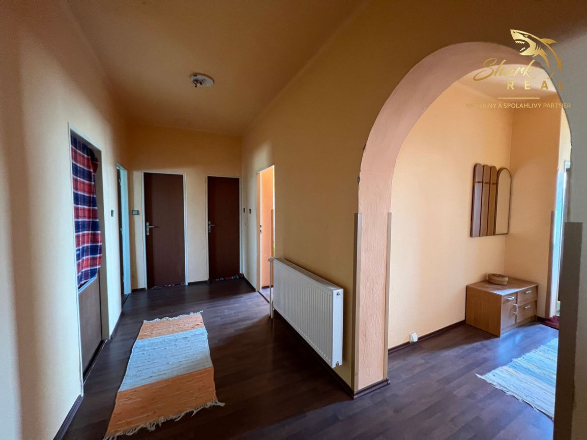 ZNÍŽENÁ CENA - Priestranný 4 izbový rodinný dom s pekným pozemkom