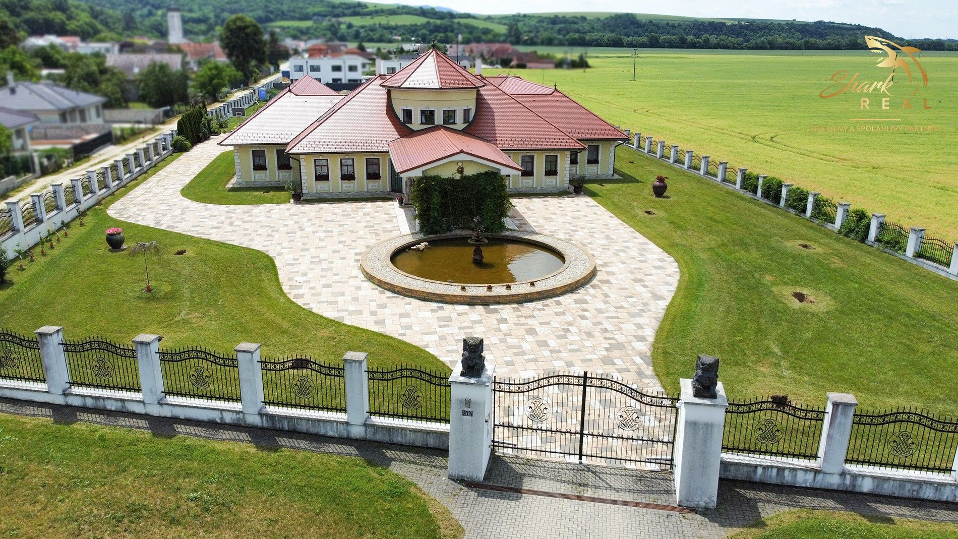 Jedinečná rodinná vila s výbornou strategickou polohou