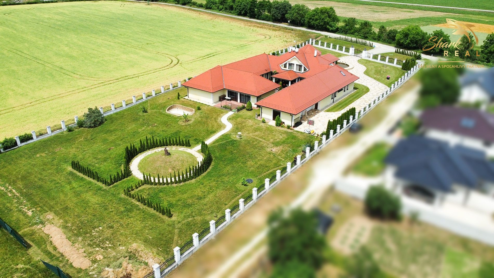 Jedinečná rodinná vila s výbornou strategickou polohou