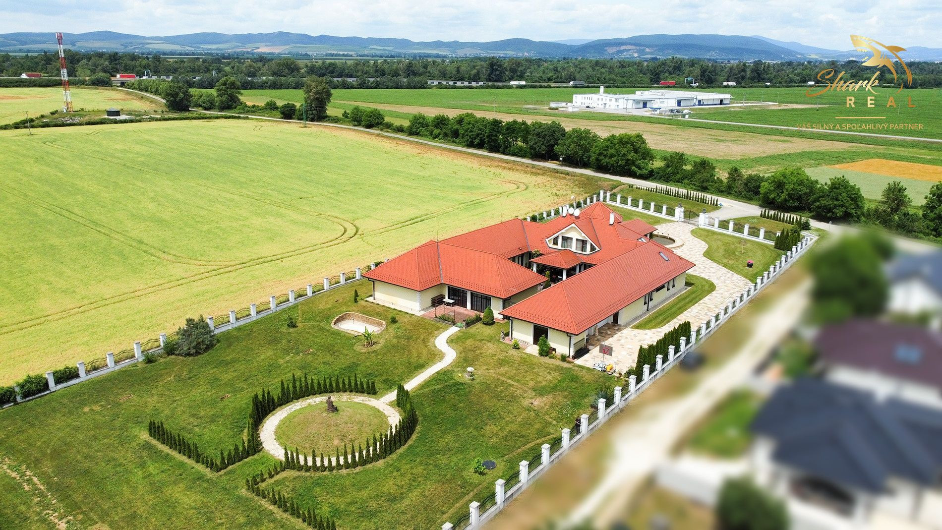 Jedinečná rodinná vila s výbornou strategickou polohou