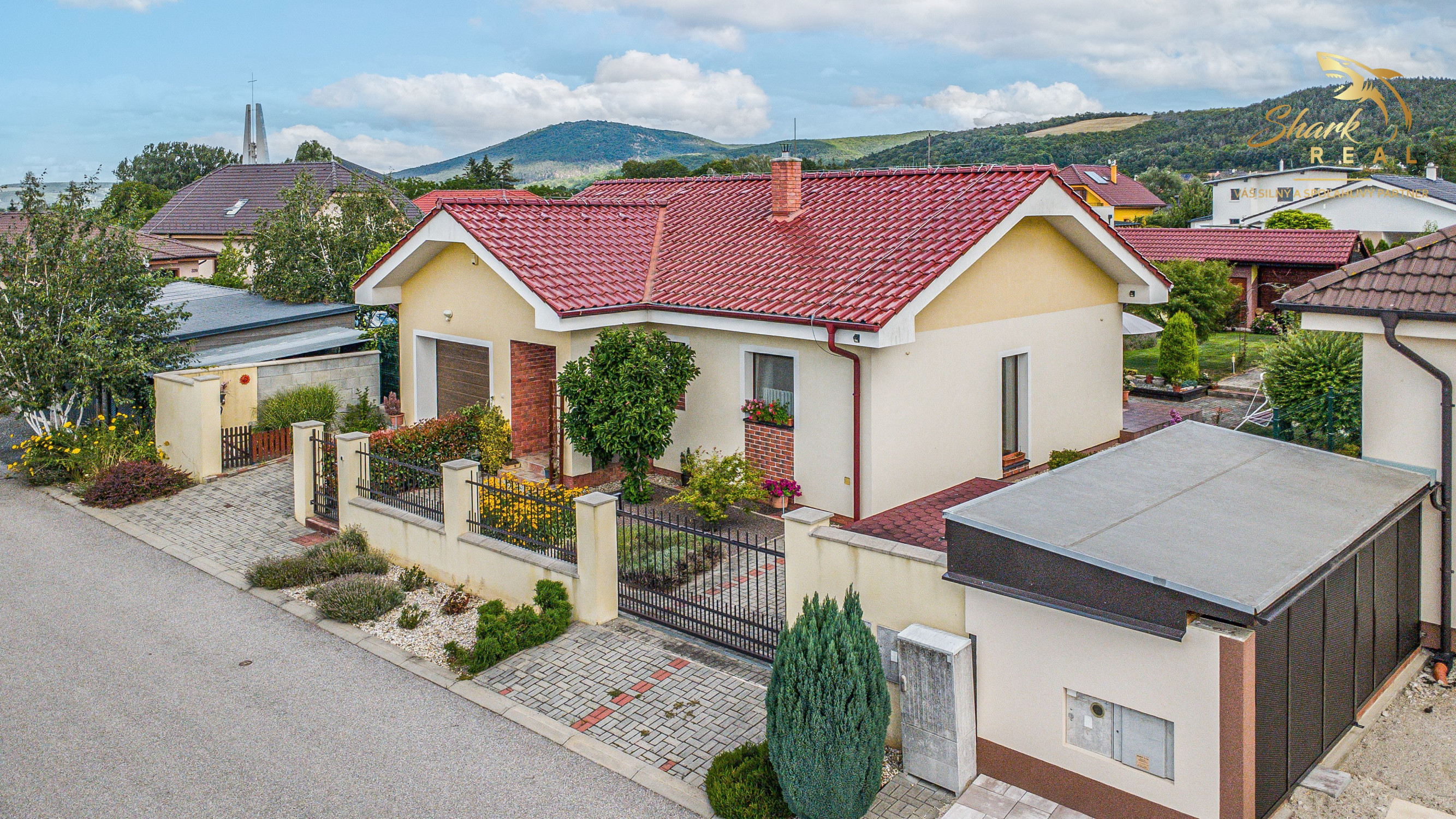 Moderný 3-izbový bungalov s garážou, dielňou a krásnou záhradou – Hôrka nad Váhom