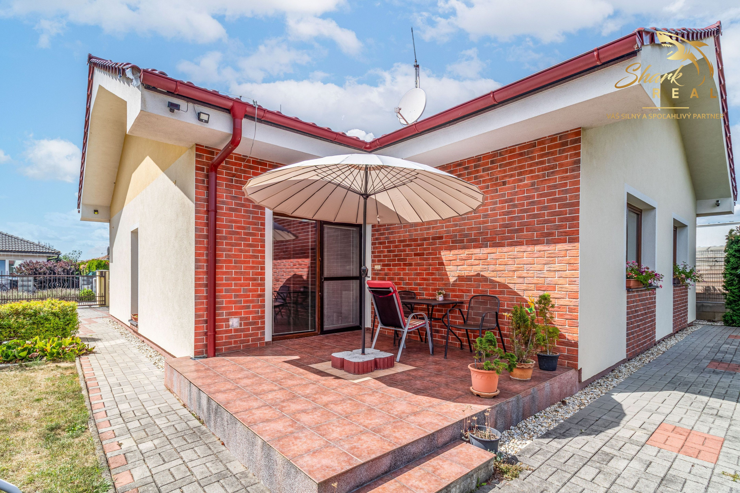 Moderný 3-izbový bungalov s garážou, dielňou a krásnou záhradou – Hôrka nad Váhom