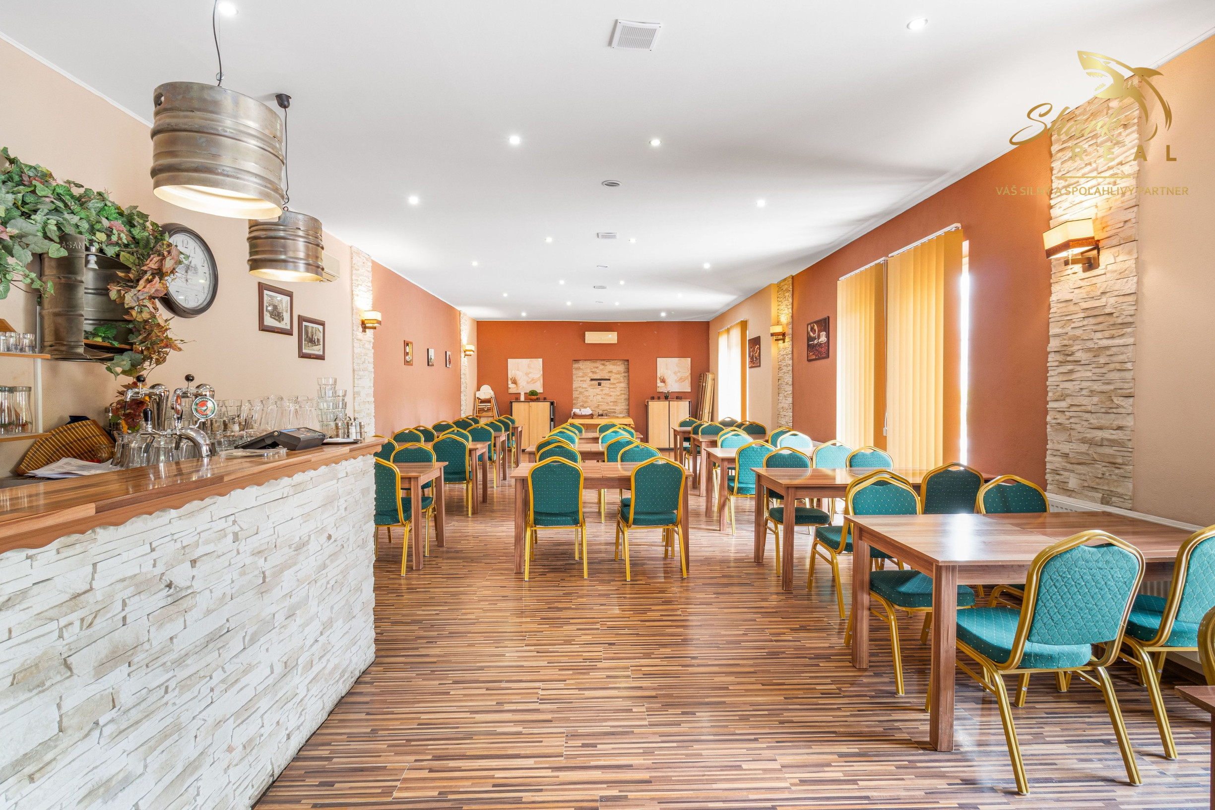 NA PREDAJ - Exkluzívne - Reštaurácia s terasou, barom a apartmánom.