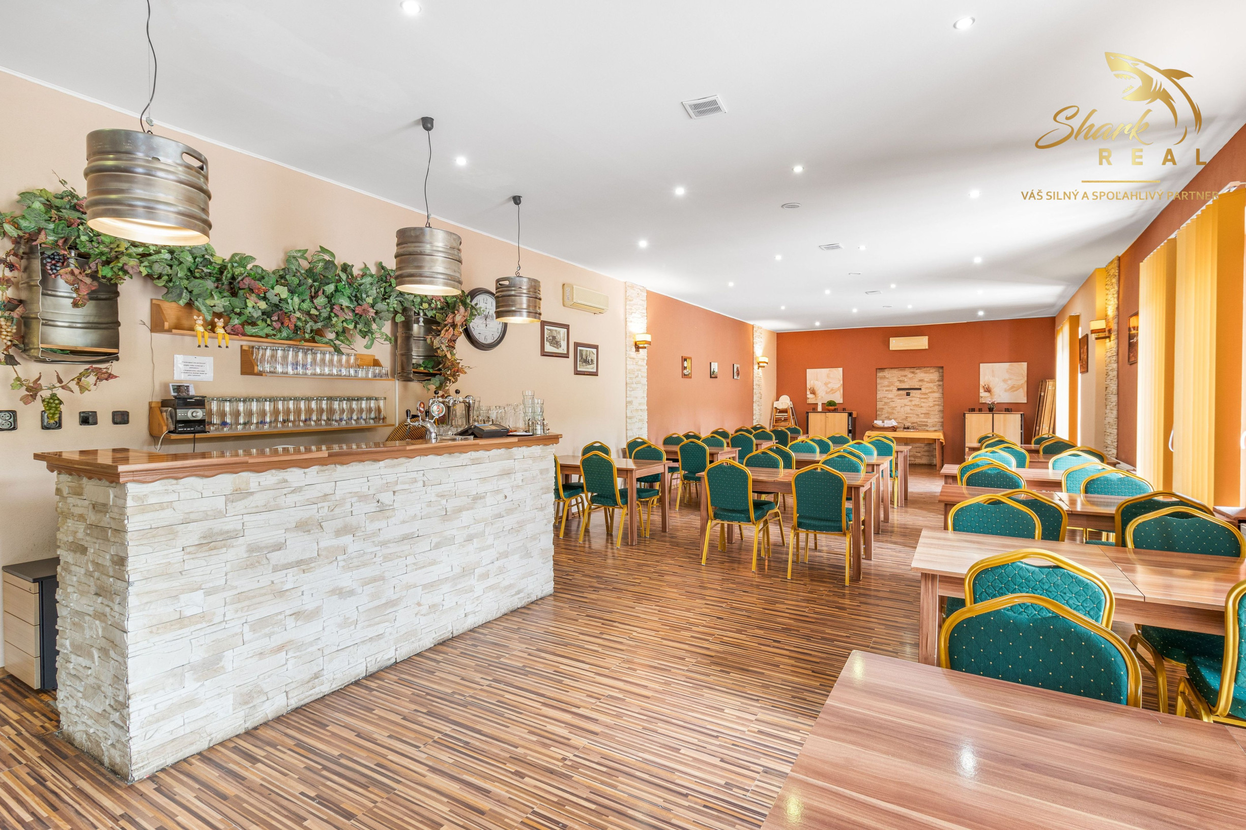NA PREDAJ - Exkluzívne - Reštaurácia s terasou, barom a apartmánom.