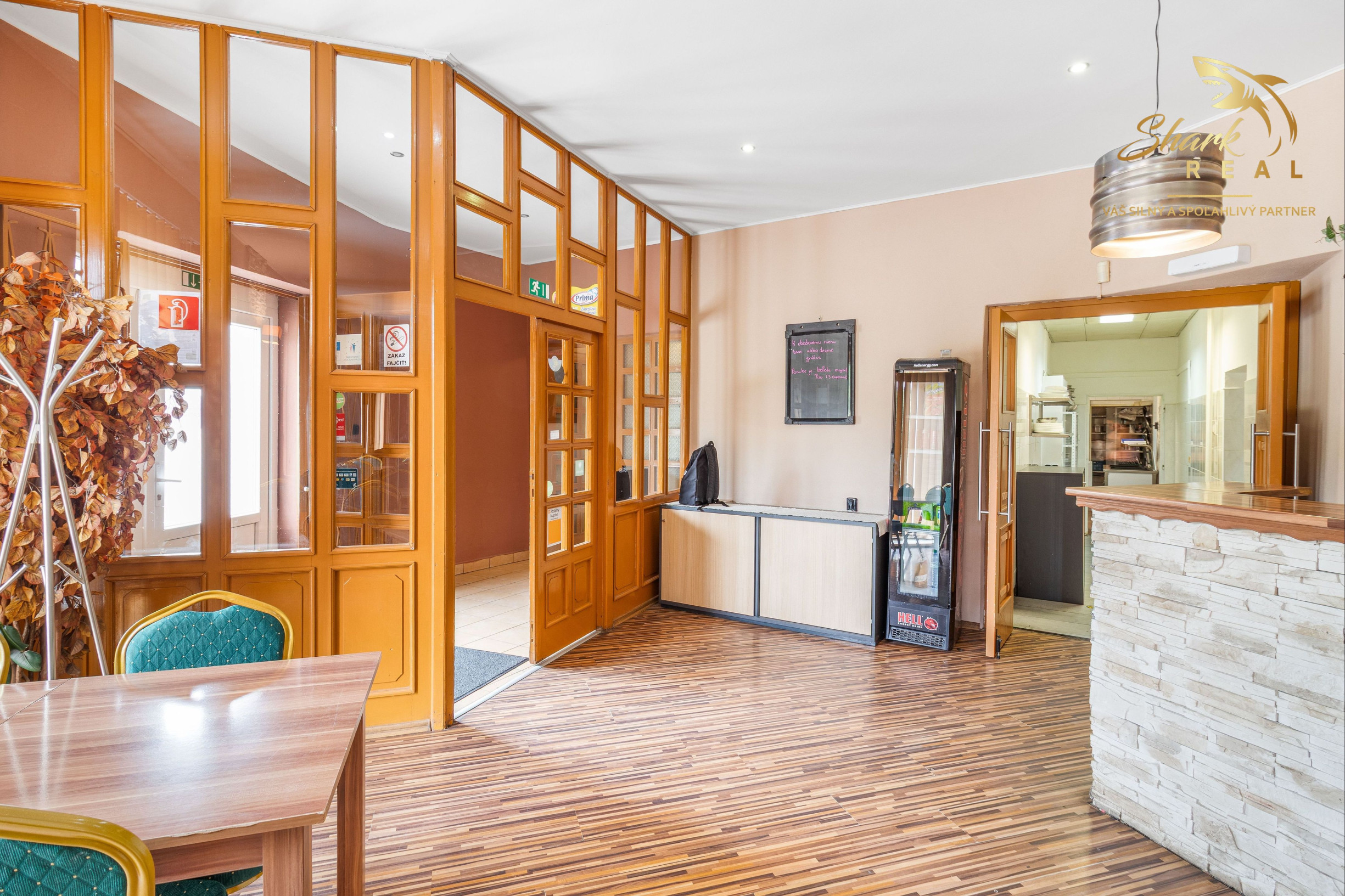 NA PREDAJ - Exkluzívne - Reštaurácia s terasou, barom a apartmánom.