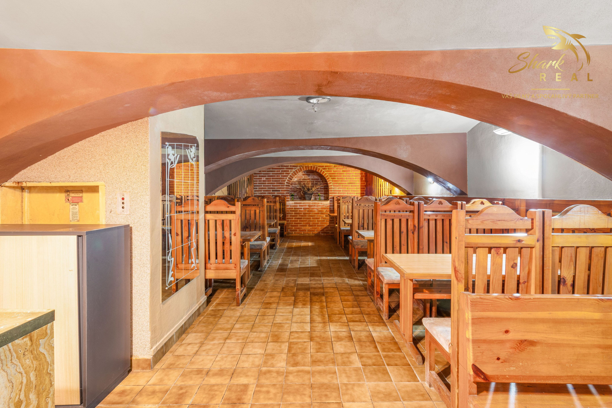 NA PREDAJ - Exkluzívne - Reštaurácia s terasou, barom a apartmánom.