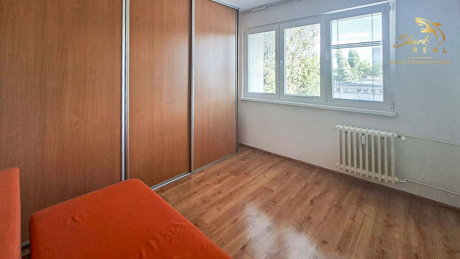 Hotová investícia v Komárne: zariadený 1-izbový byt po rekonštrukcii pri stanici