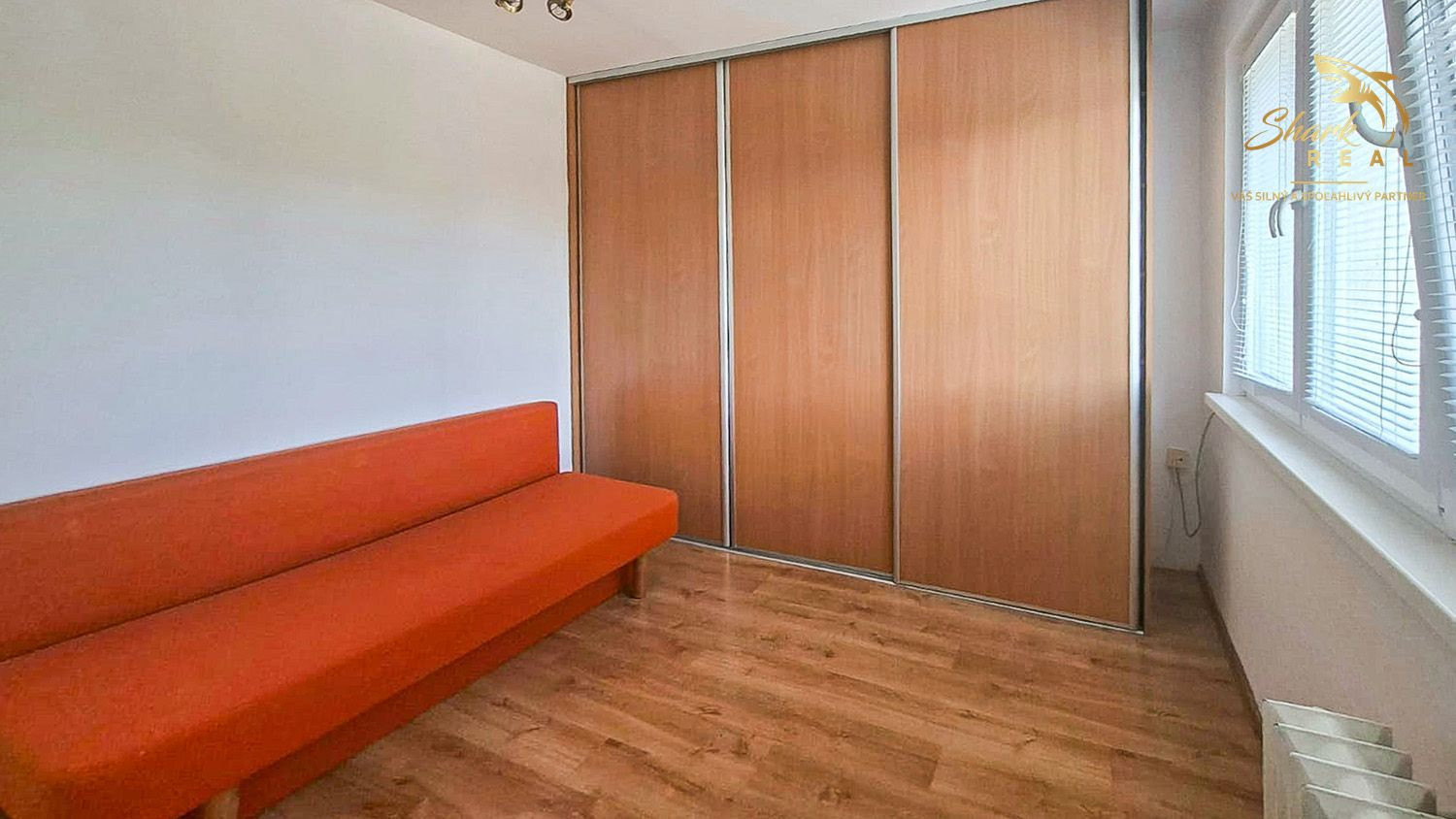 Hotová investícia v Komárne: zariadený 1-izbový byt po rekonštrukcii pri stanici