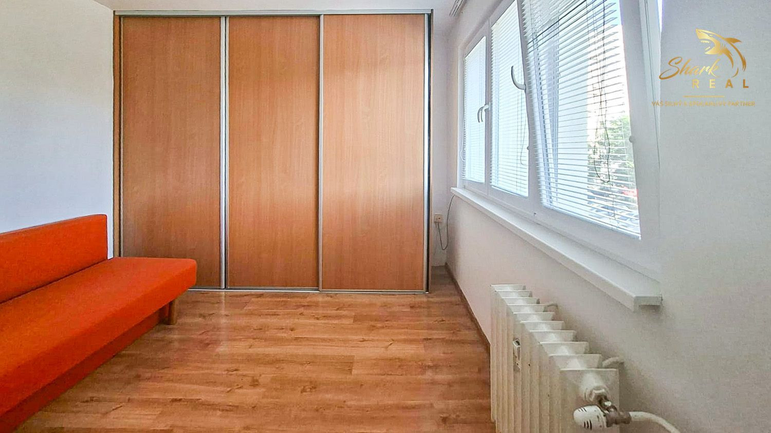 Hotová investícia v Komárne: zariadený 1-izbový byt po rekonštrukcii pri stanici