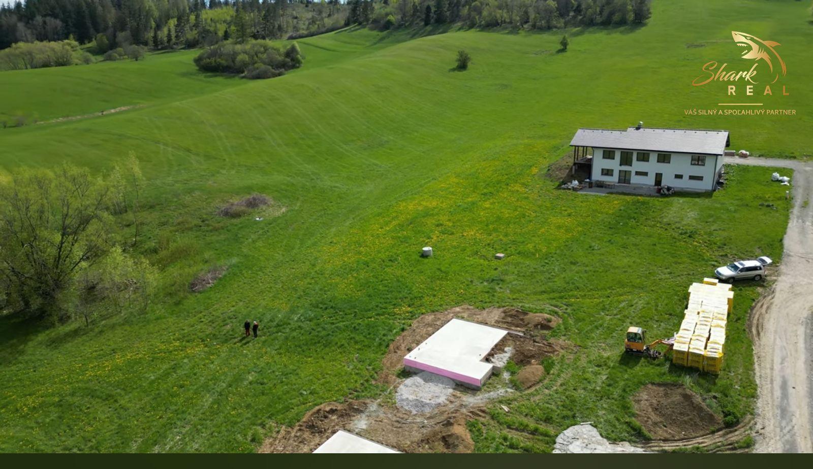 Jedinečný stavebný pozemok so záhradami a krásnymi výhľadmi v Ižipovciach – spolu približne 3 300 m²