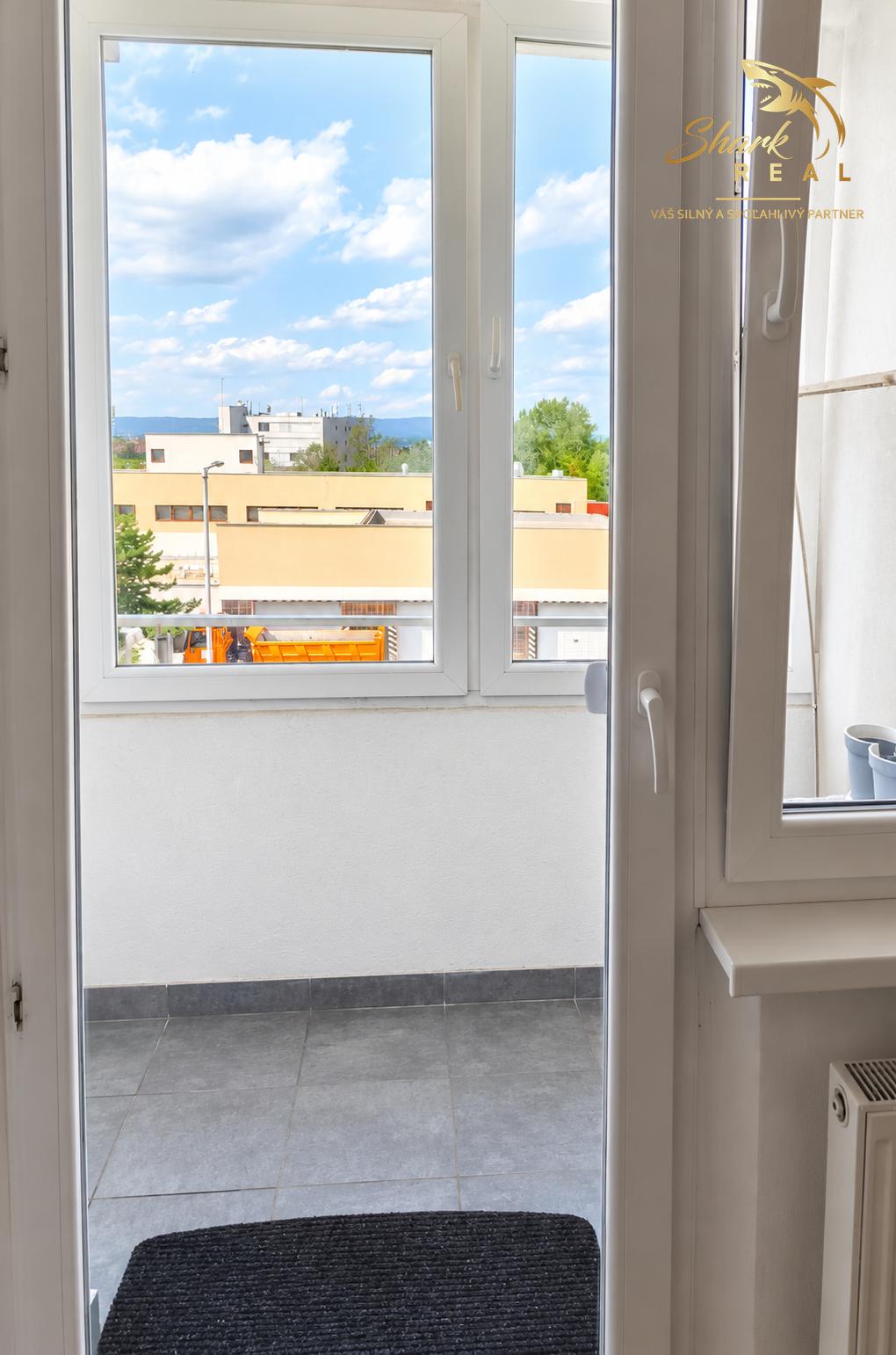 Na prenájom | Priestranný 3-izbový byt s balkónom a možnosťou garáže | Domkárska ulica, Bratislava – Ružinov