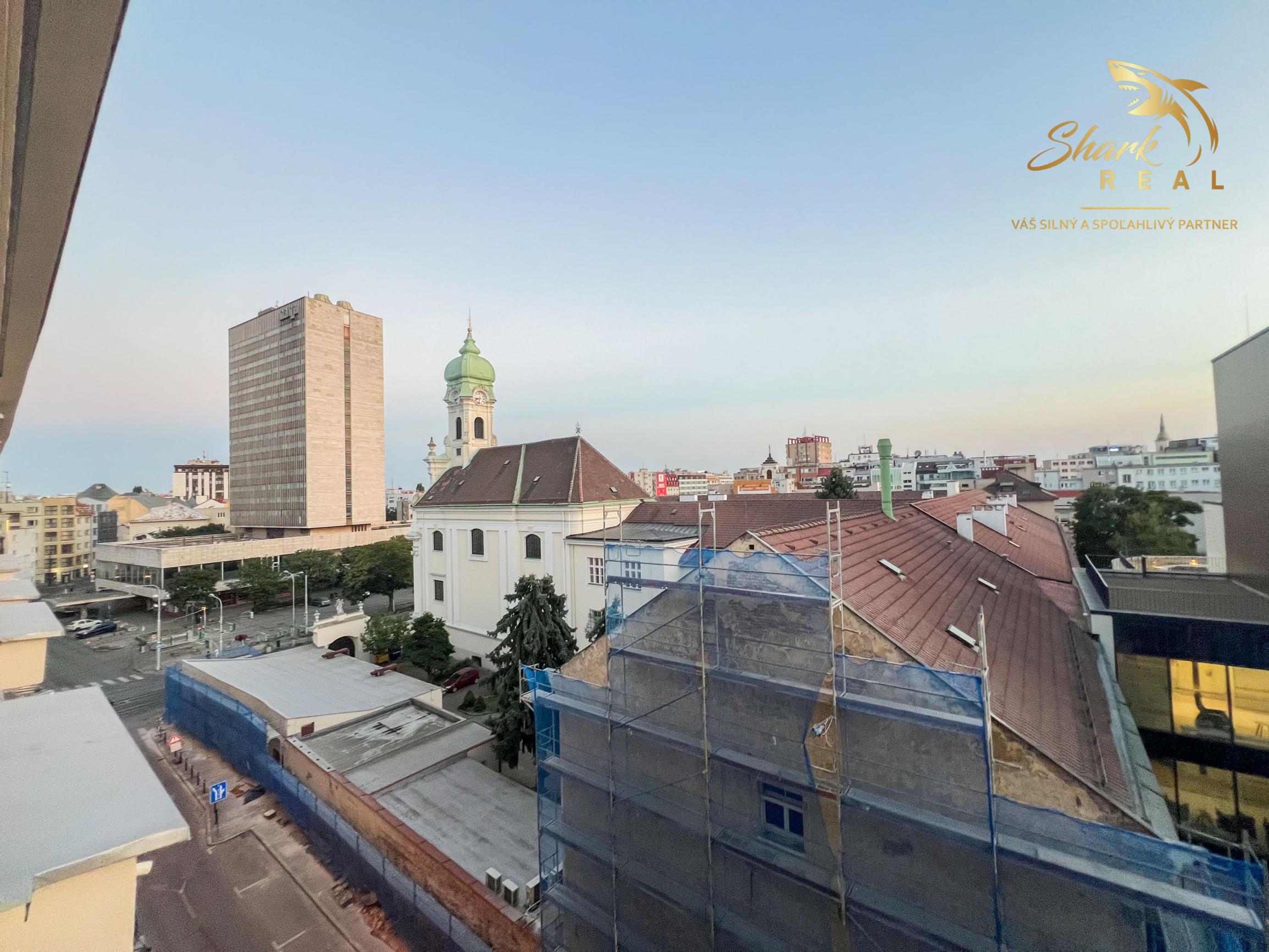 Historické centrum za dverami, bývanie na najvyššom poschodí | S klimatizáciou a pivnicou | Hollého ulica