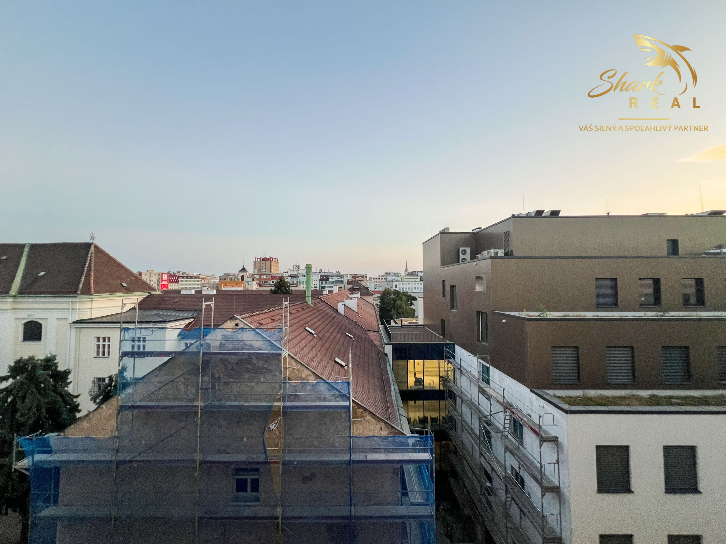 Historické centrum za dverami, bývanie na najvyššom poschodí | S klimatizáciou a pivnicou | Hollého ulica