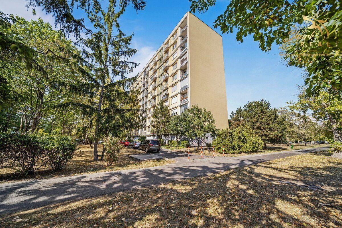 Na prenájom kompletne zariadený 2-izbový byt s balkónom a lodžiou – Komárnická, Ružinov