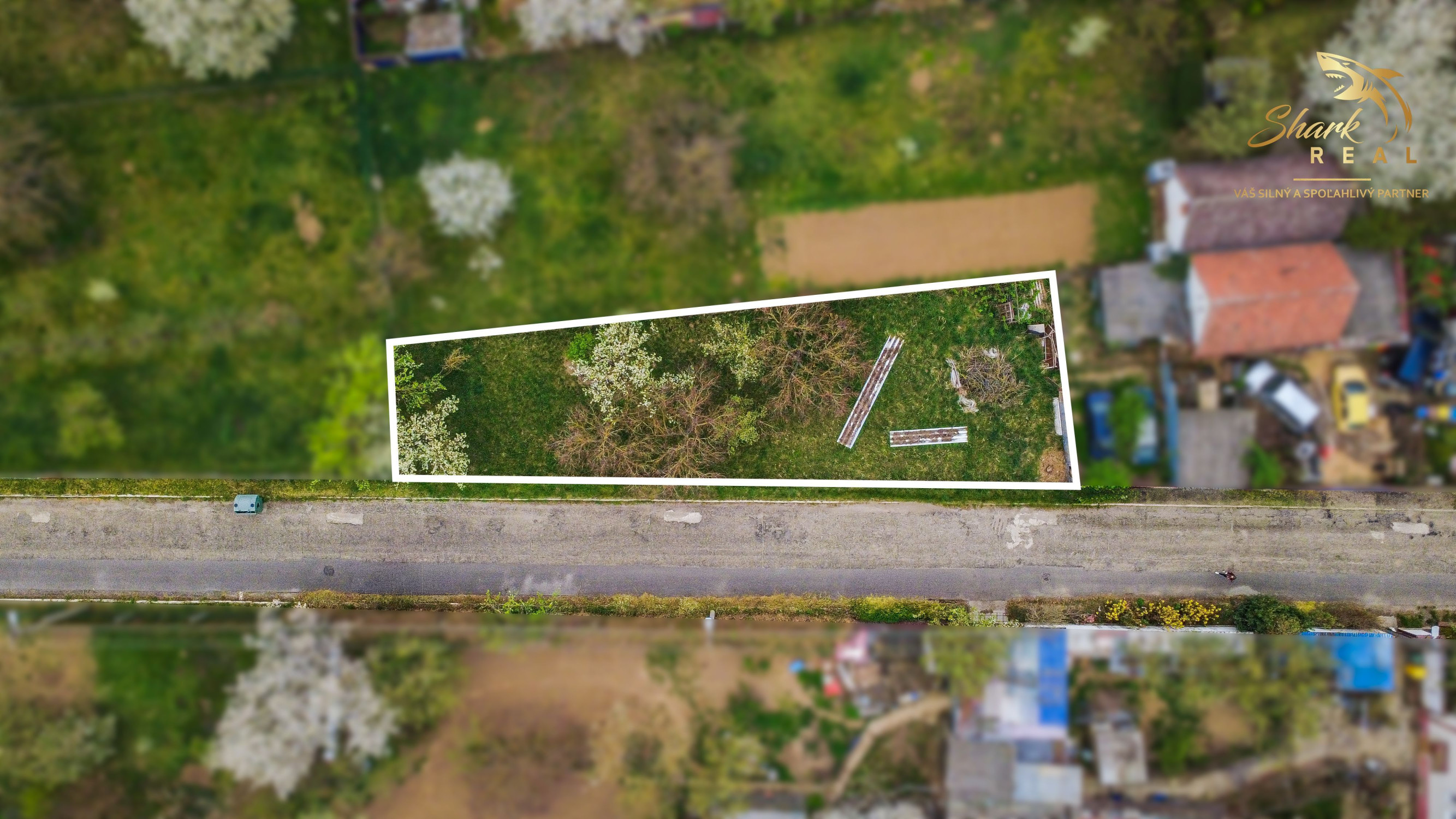 REZERVOVANÉ / Slnečný rovinatý pozemok o výmere 408 m² v meste VRBOVÉ